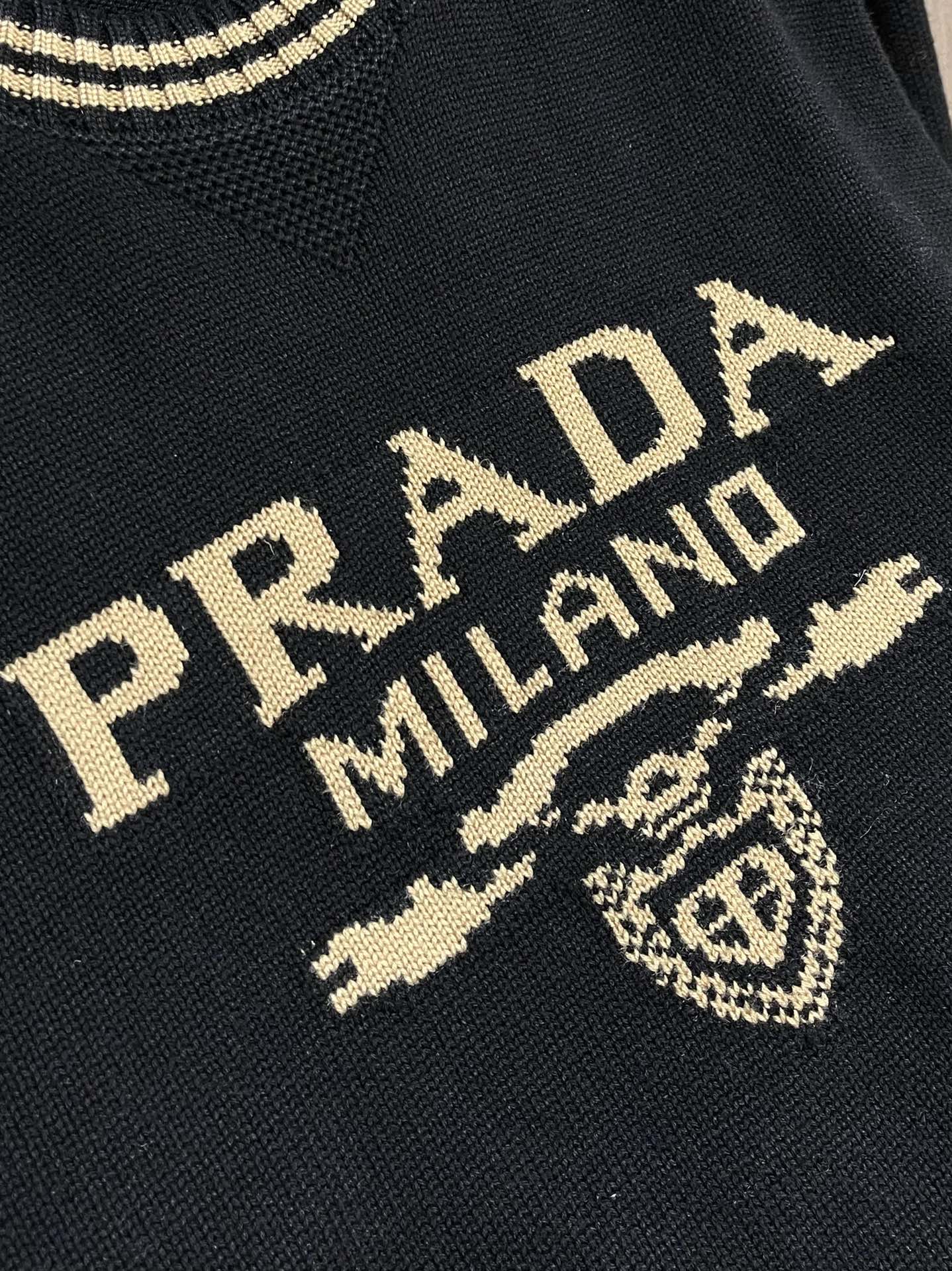 
PRADA 2025SS秋季新款条纹撞色领圆领针织毛衣，以当季色调传递典雅韵味，成就日常搭配佳选。胸前