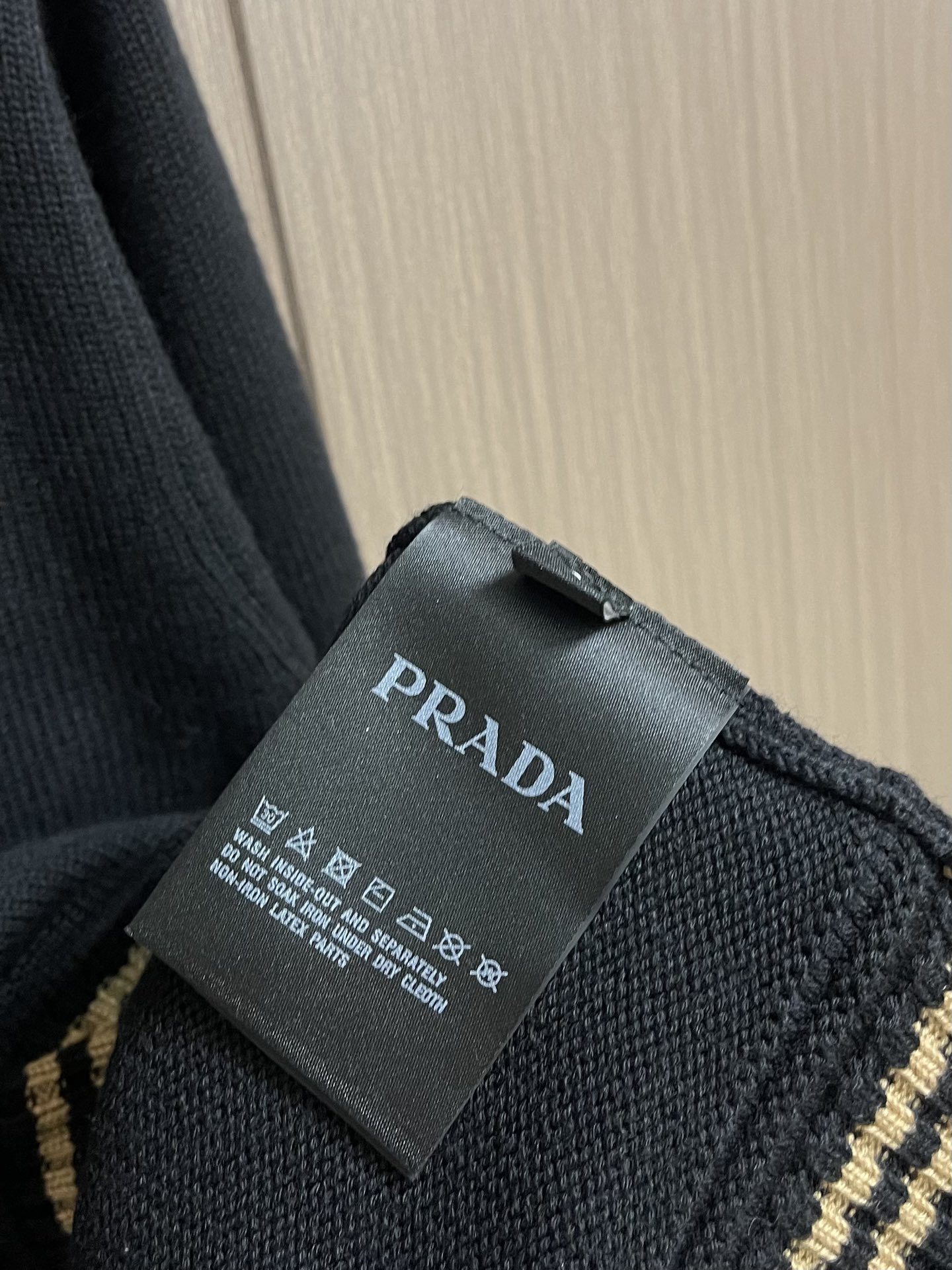 
PRADA 2025SS秋季新款条纹撞色领圆领针织毛衣，以当季色调传递典雅韵味，成就日常搭配佳选。胸前