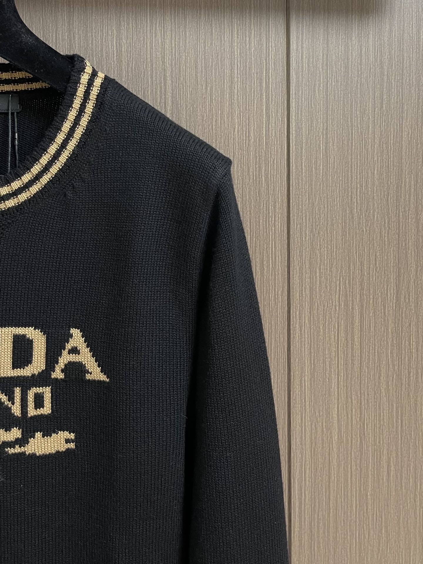 
PRADA 2025SS秋季新款条纹撞色领圆领针织毛衣，以当季色调传递典雅韵味，成就日常搭配佳选。胸前