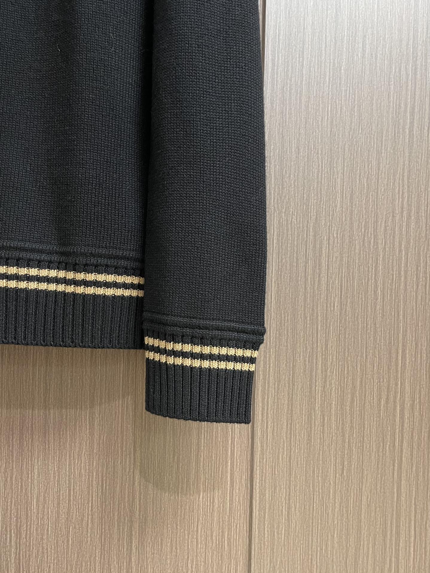 
PRADA 2025SS秋季新款条纹撞色领圆领针织毛衣，以当季色调传递典雅韵味，成就日常搭配佳选。胸前