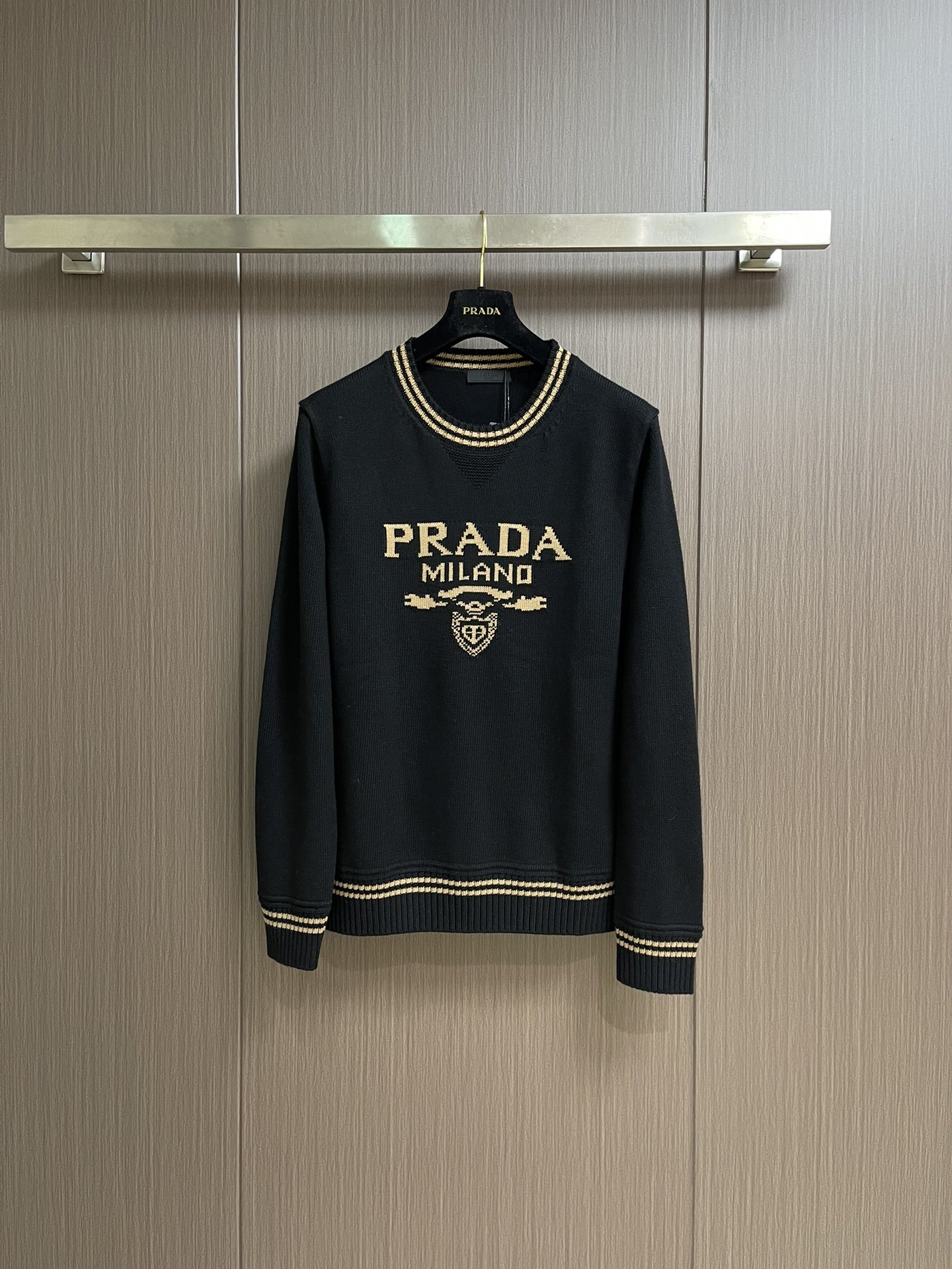 NO:518354,PRADA 2025SS Autumn new striped contrasting collar round neck knit sweater, conveying elegant charm with seasonal tones, making it a good choice for daily matching. The chest jacquard implicitly marks the brand identity, fine workmanship, fashionable and atmospheric, and comfortable skin Size S-XXL,,prada,sweaters,alexander wang19860909PRADA 2025SS秋季新款条纹撞色领圆领针织毛衣,以当季色调传递典雅韵味,成就日常搭配佳选.胸前提花含蓄标注品牌身份、做工精细、时尚大气、贴肤舒适 尺码S-XXL,,prada,sweaters,alexander wang,Men's clothing