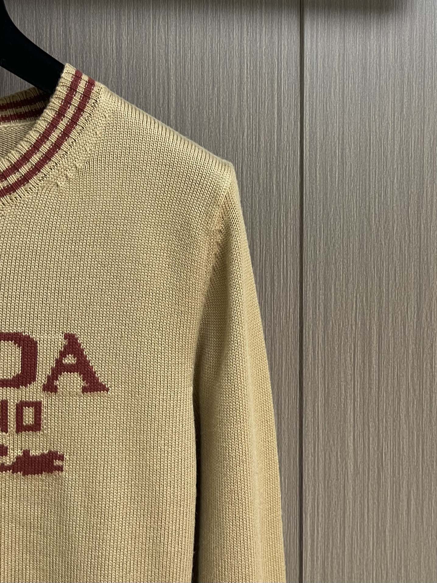 
PRADA 2025SS秋季新款条纹撞色领圆领针织毛衣，以当季色调传递典雅韵味，成就日常搭配佳选。胸前