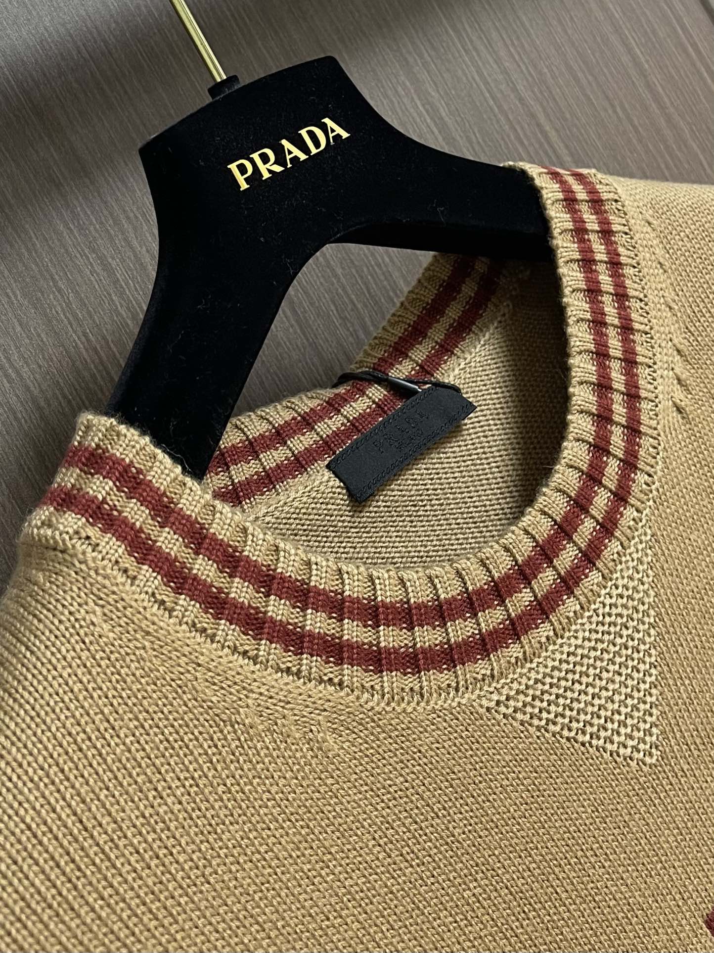 
PRADA 2025SS秋季新款条纹撞色领圆领针织毛衣，以当季色调传递典雅韵味，成就日常搭配佳选。胸前