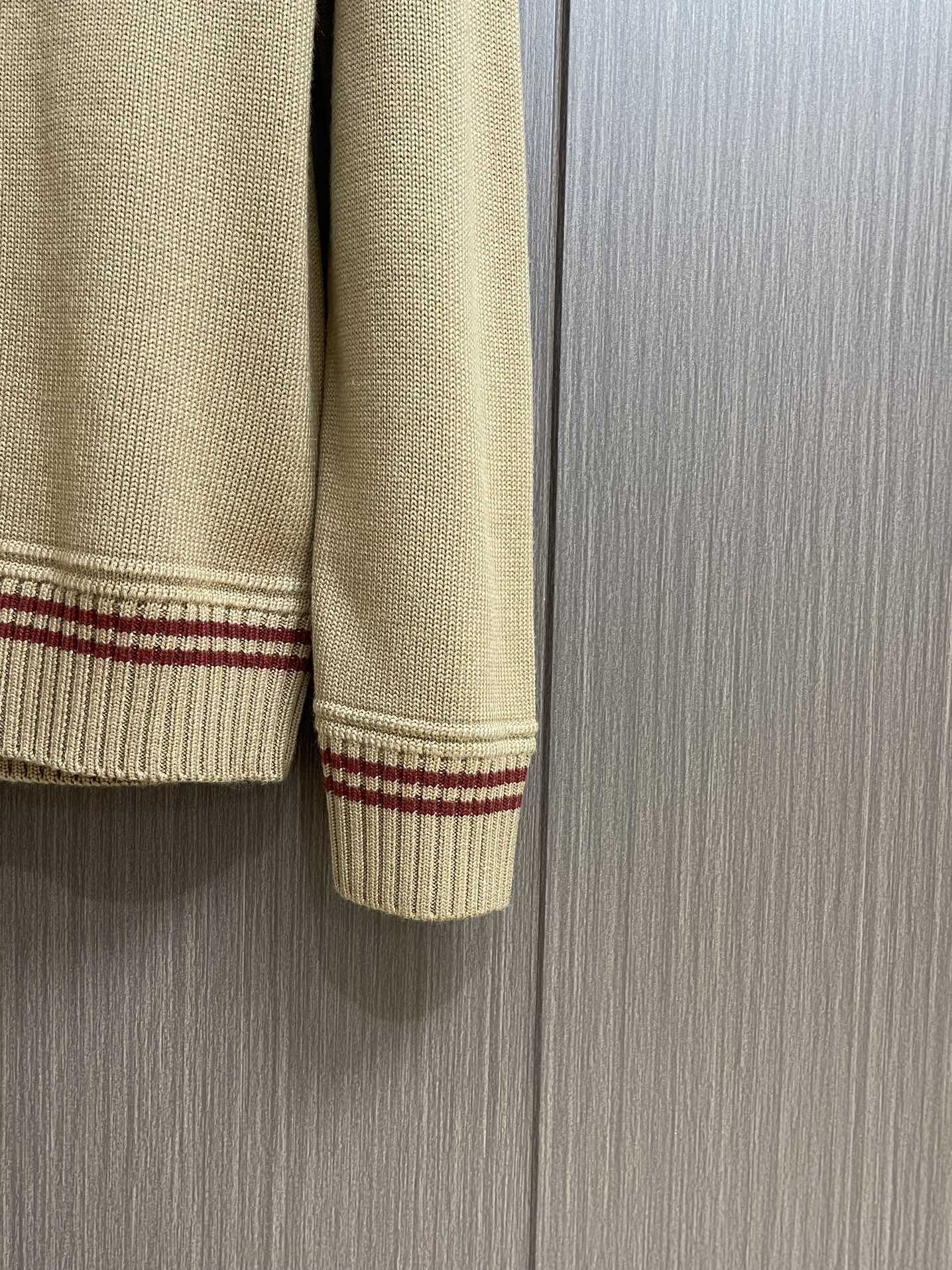 
PRADA 2025SS秋季新款条纹撞色领圆领针织毛衣，以当季色调传递典雅韵味，成就日常搭配佳选。胸前