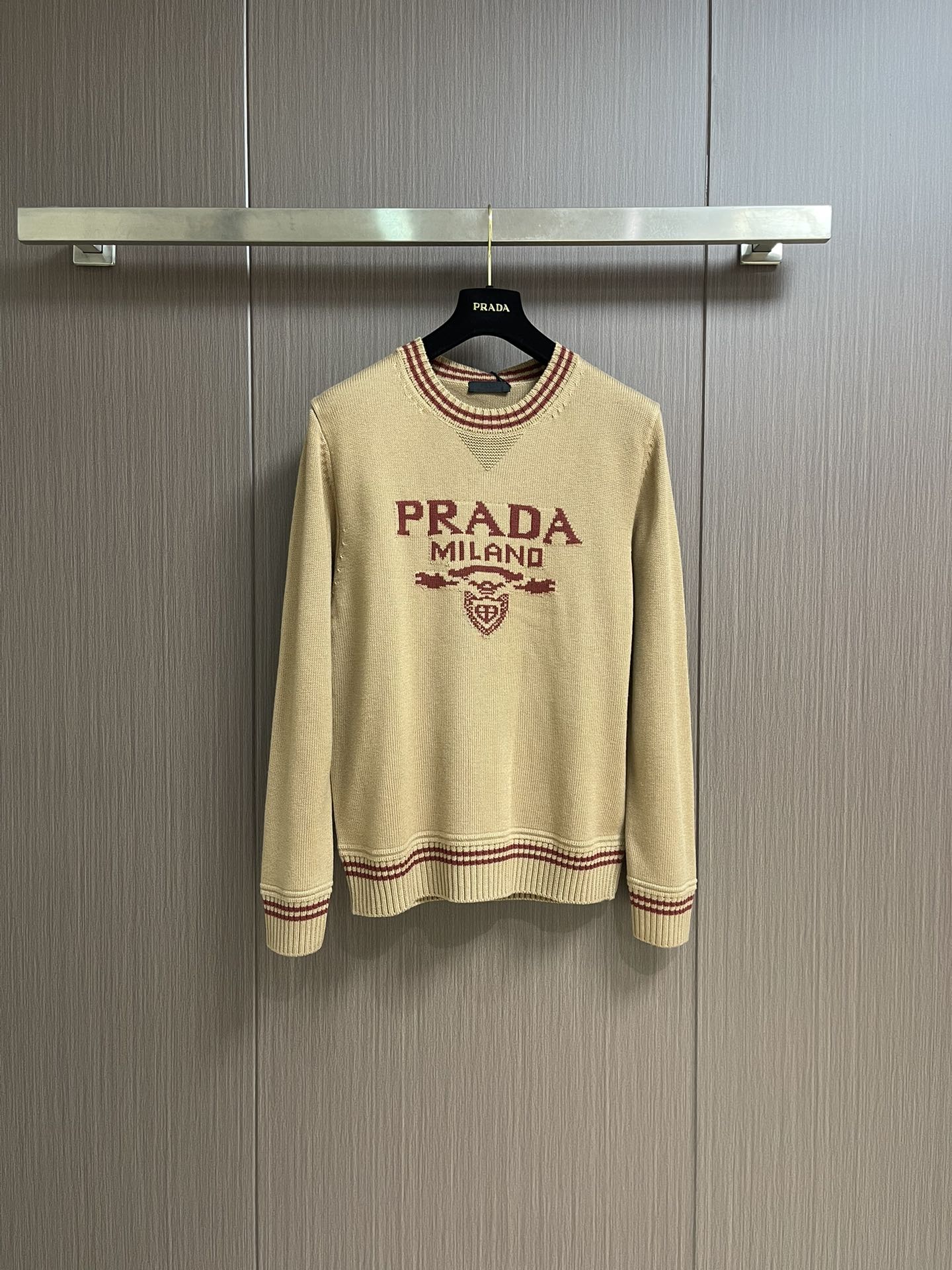 
PRADA 2025SS秋季新款条纹撞色领圆领针织毛衣，以当季色调传递典雅韵味，成就日常搭配佳选。胸前