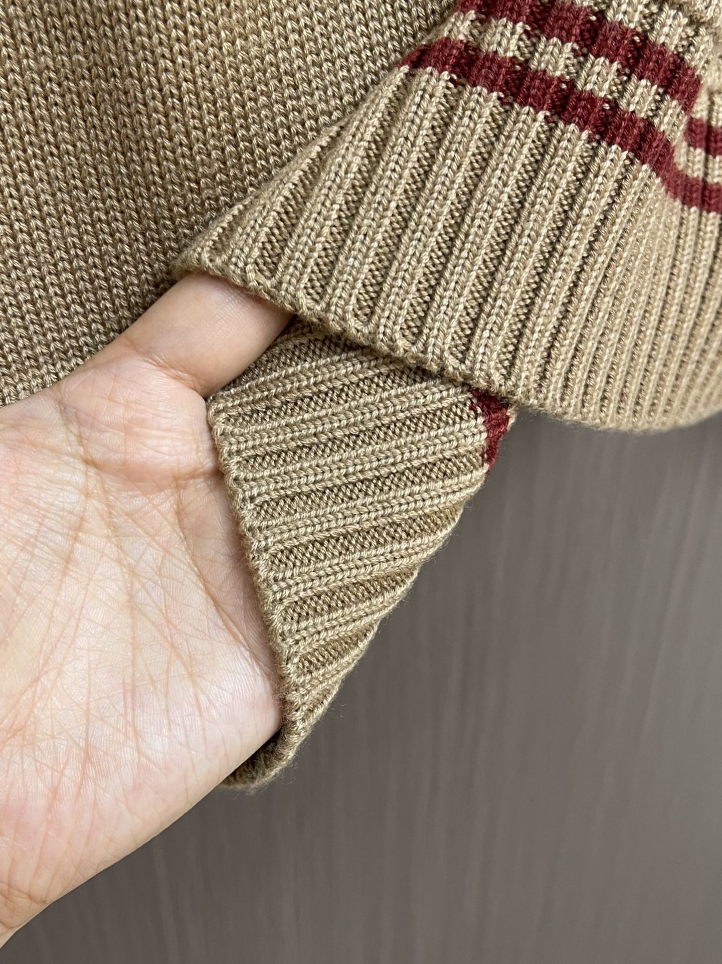 
PRADA 2025SS秋季新款条纹撞色领圆领针织毛衣，以当季色调传递典雅韵味，成就日常搭配佳选。胸前