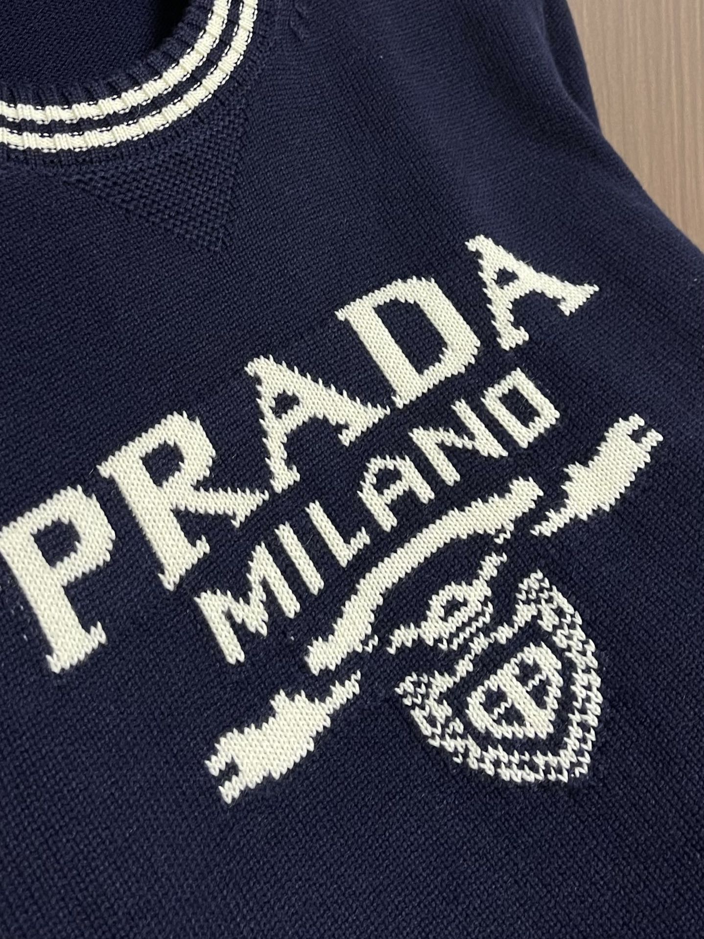 
PRADA 2025SS秋季新款条纹撞色领圆领针织毛衣，以当季色调传递典雅韵味，成就日常搭配佳选。胸前