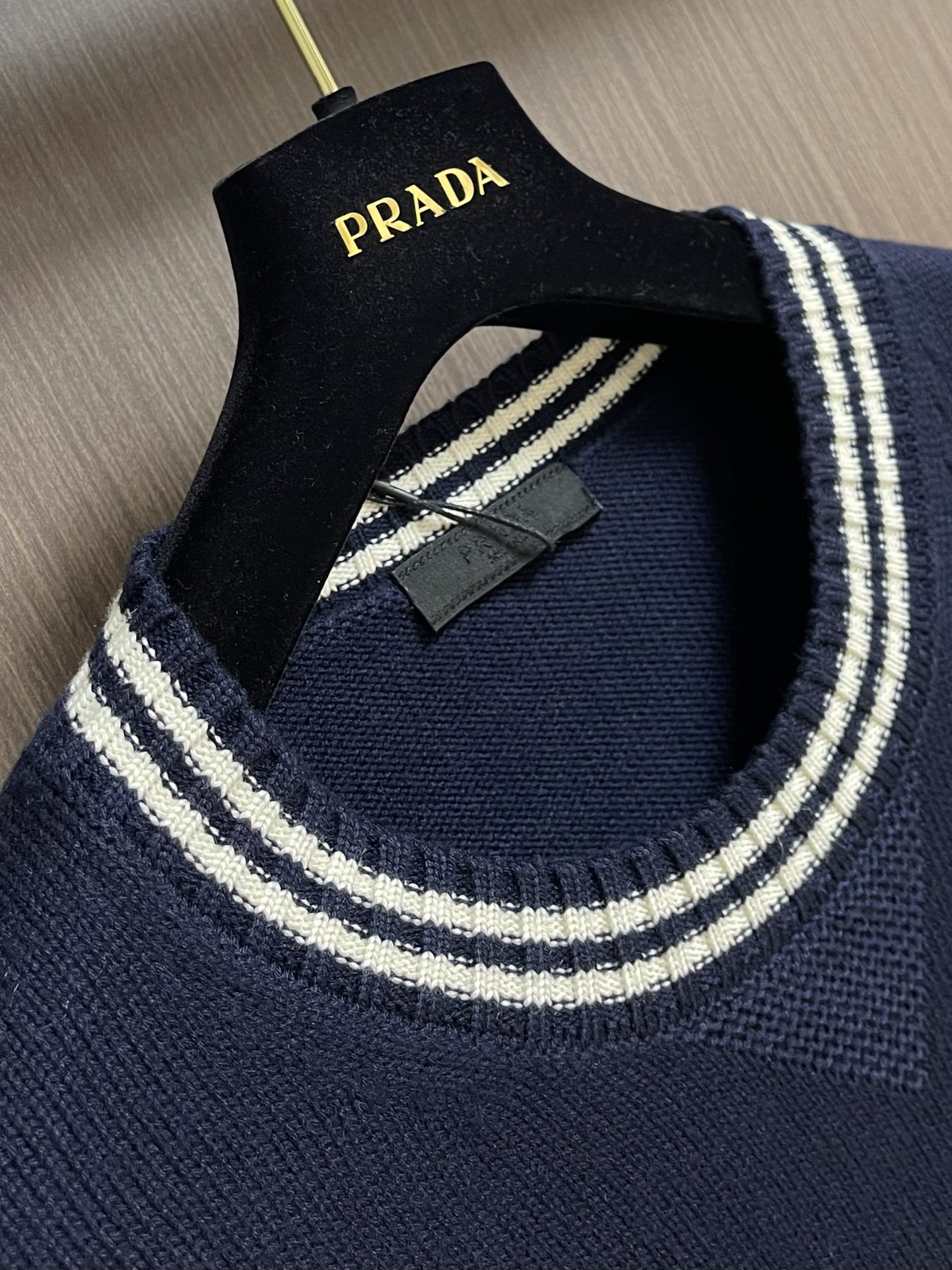 
PRADA 2025SS秋季新款条纹撞色领圆领针织毛衣，以当季色调传递典雅韵味，成就日常搭配佳选。胸前