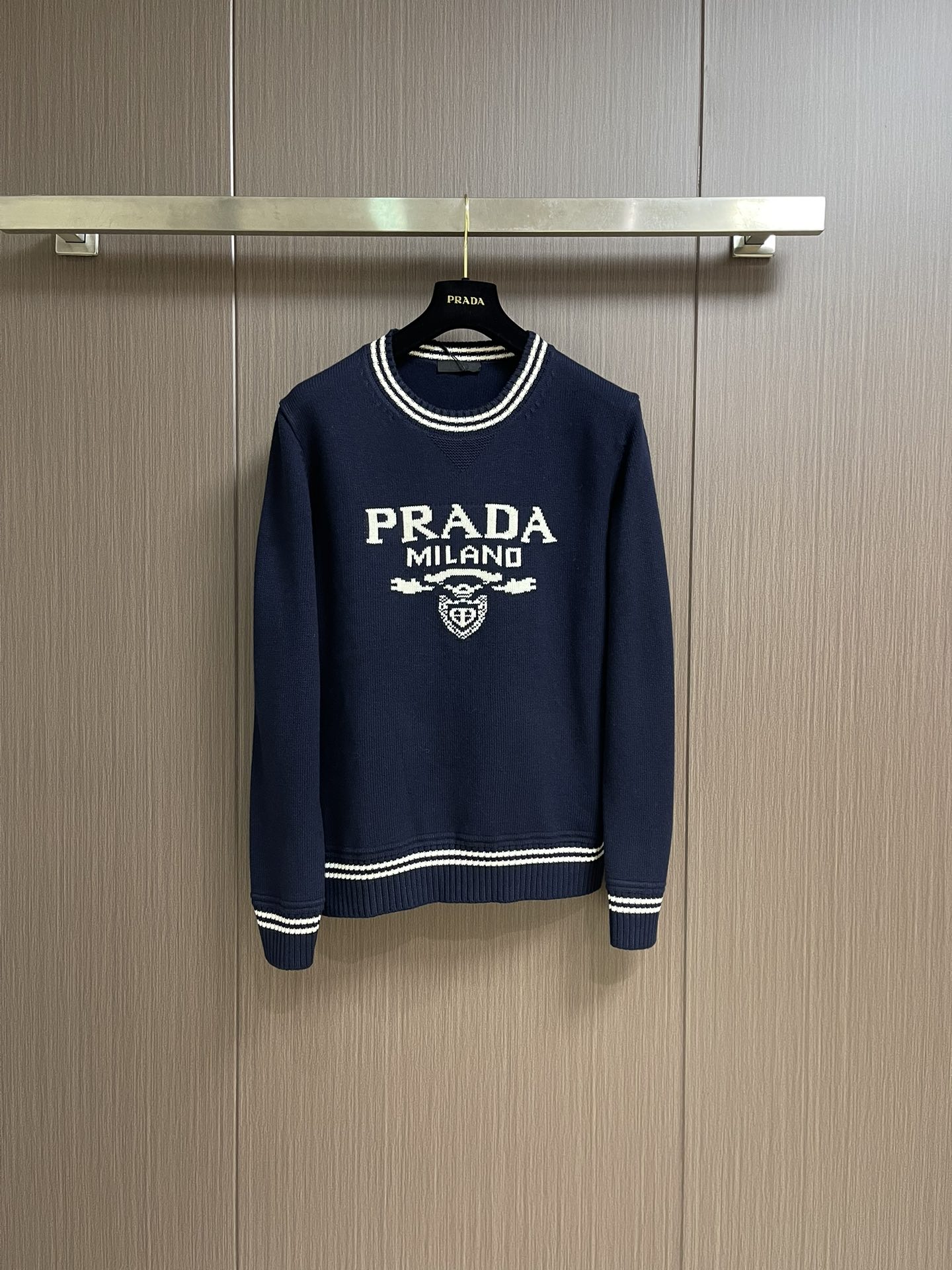 NO:518357,PRADA 2025SS Autumn new striped contrasting collar round neck knit sweater, conveying elegant charm with seasonal tones, making it a good choice for daily matching. The chest jacquard implicitly marks the brand identity, fine workmanship, fashionable and atmospheric, and comfortable skin. Size S-XXL, prada, sweaters, alexander wang19860909PRADA 2025SS秋季新款条纹撞色领圆领针织毛衣,以当季色调传递典雅韵味,成就日常搭配佳选.胸前提花含蓄标注品牌身份、做工精细、时尚大气、贴肤舒适.尺码S-XXL,,prada,sweaters,alexander wang,Men's clothing