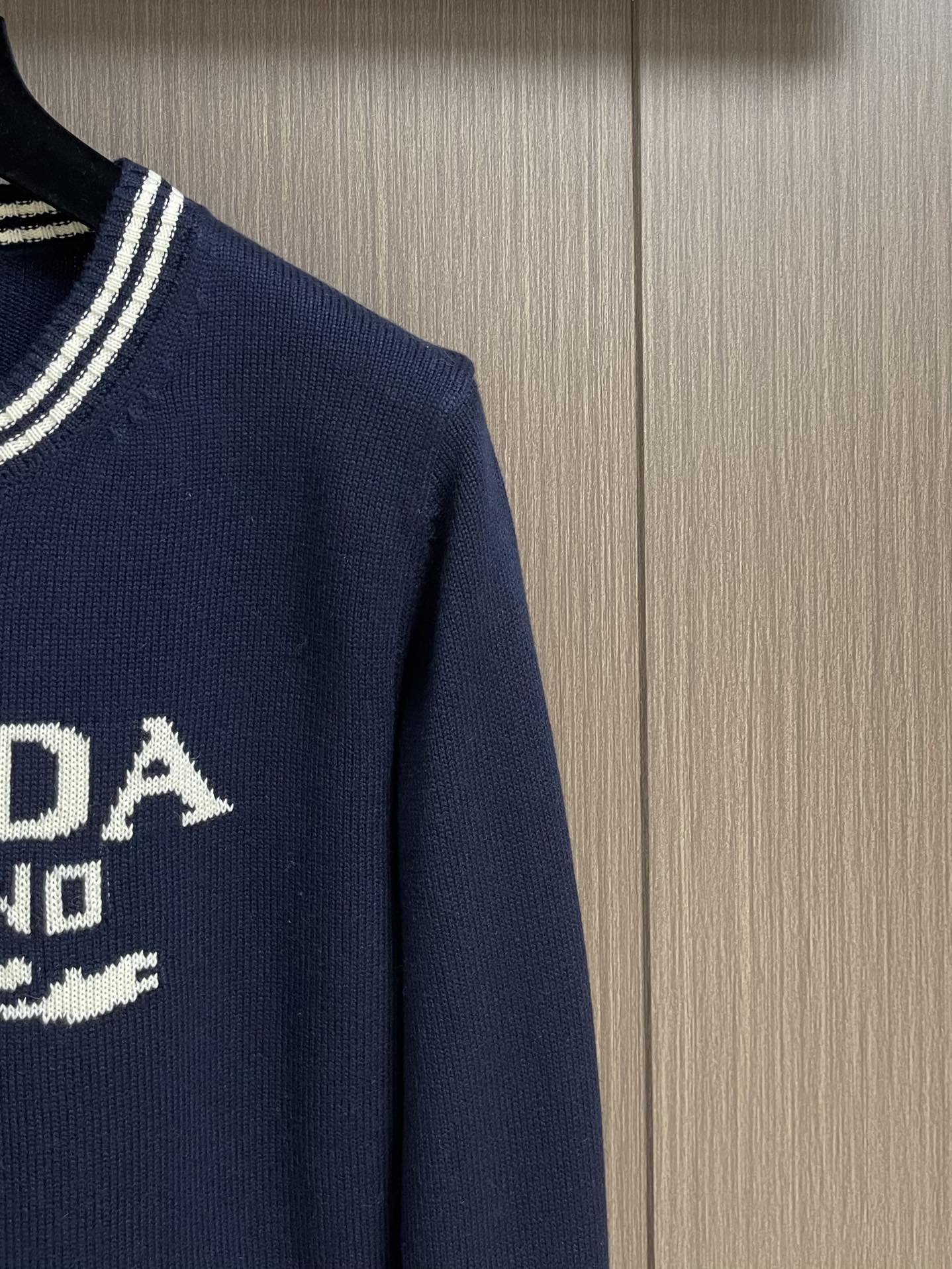 
PRADA 2025SS秋季新款条纹撞色领圆领针织毛衣，以当季色调传递典雅韵味，成就日常搭配佳选。胸前