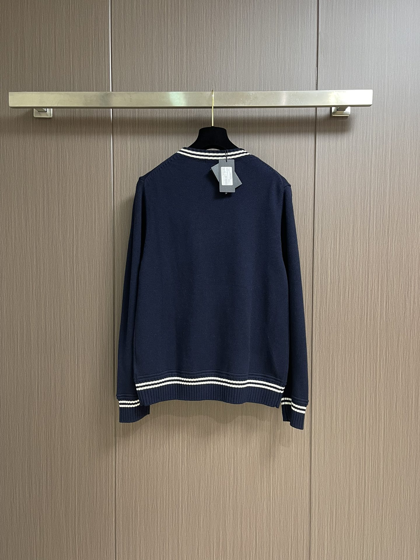 
PRADA 2025SS秋季新款条纹撞色领圆领针织毛衣，以当季色调传递典雅韵味，成就日常搭配佳选。胸前