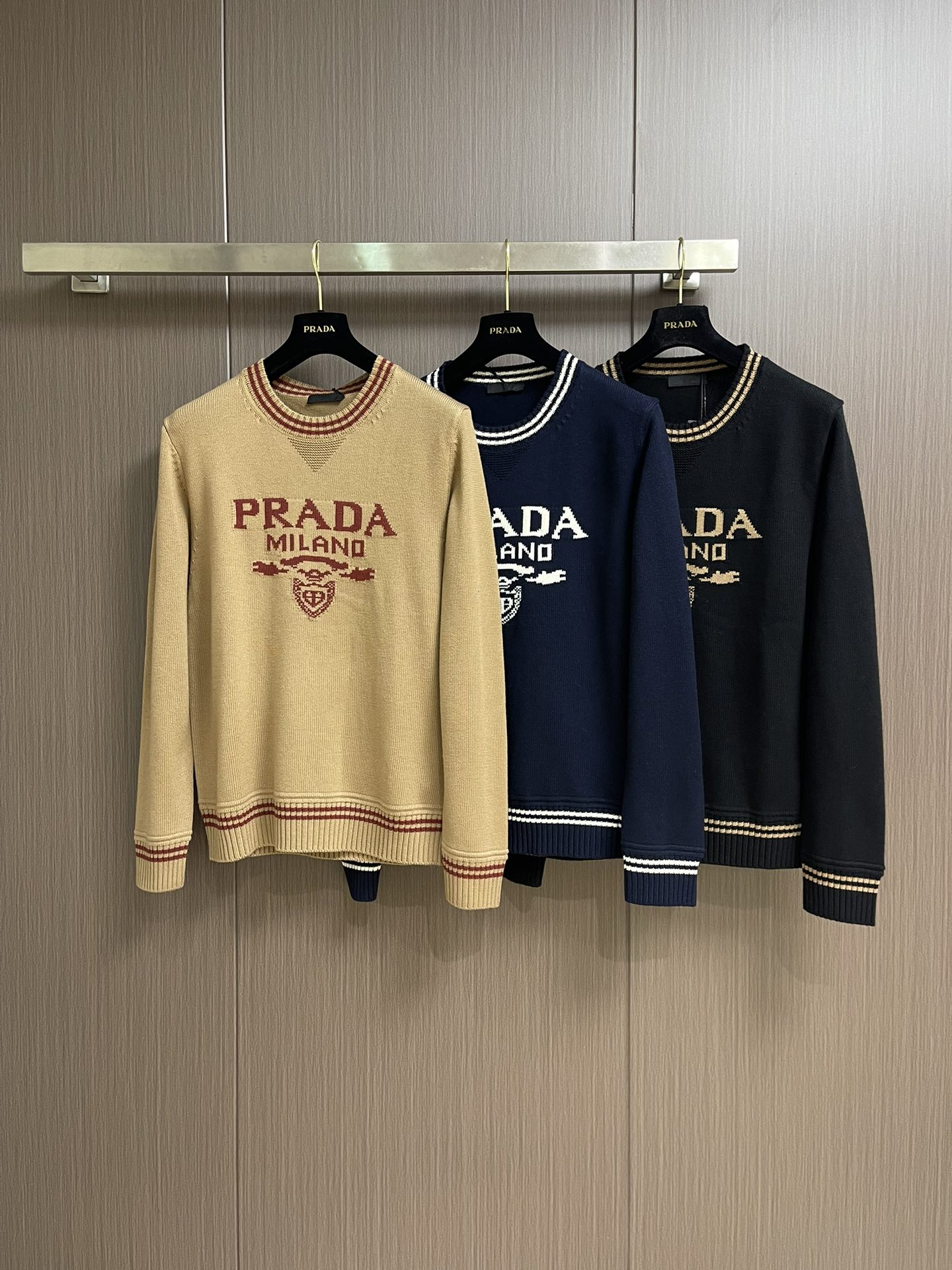 
PRADA 2025SS秋季新款条纹撞色领圆领针织毛衣，以当季色调传递典雅韵味，成就日常搭配佳选。胸前