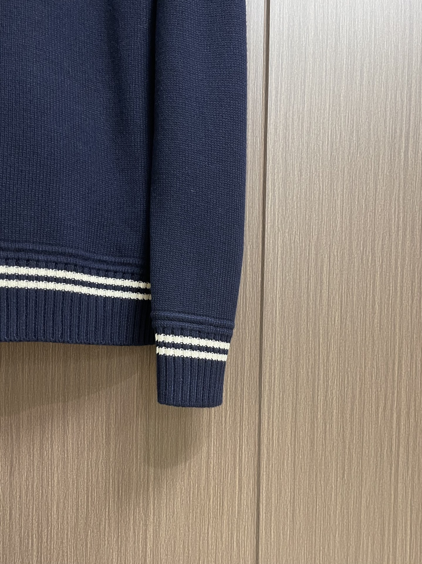 
PRADA 2025SS秋季新款条纹撞色领圆领针织毛衣，以当季色调传递典雅韵味，成就日常搭配佳选。胸前