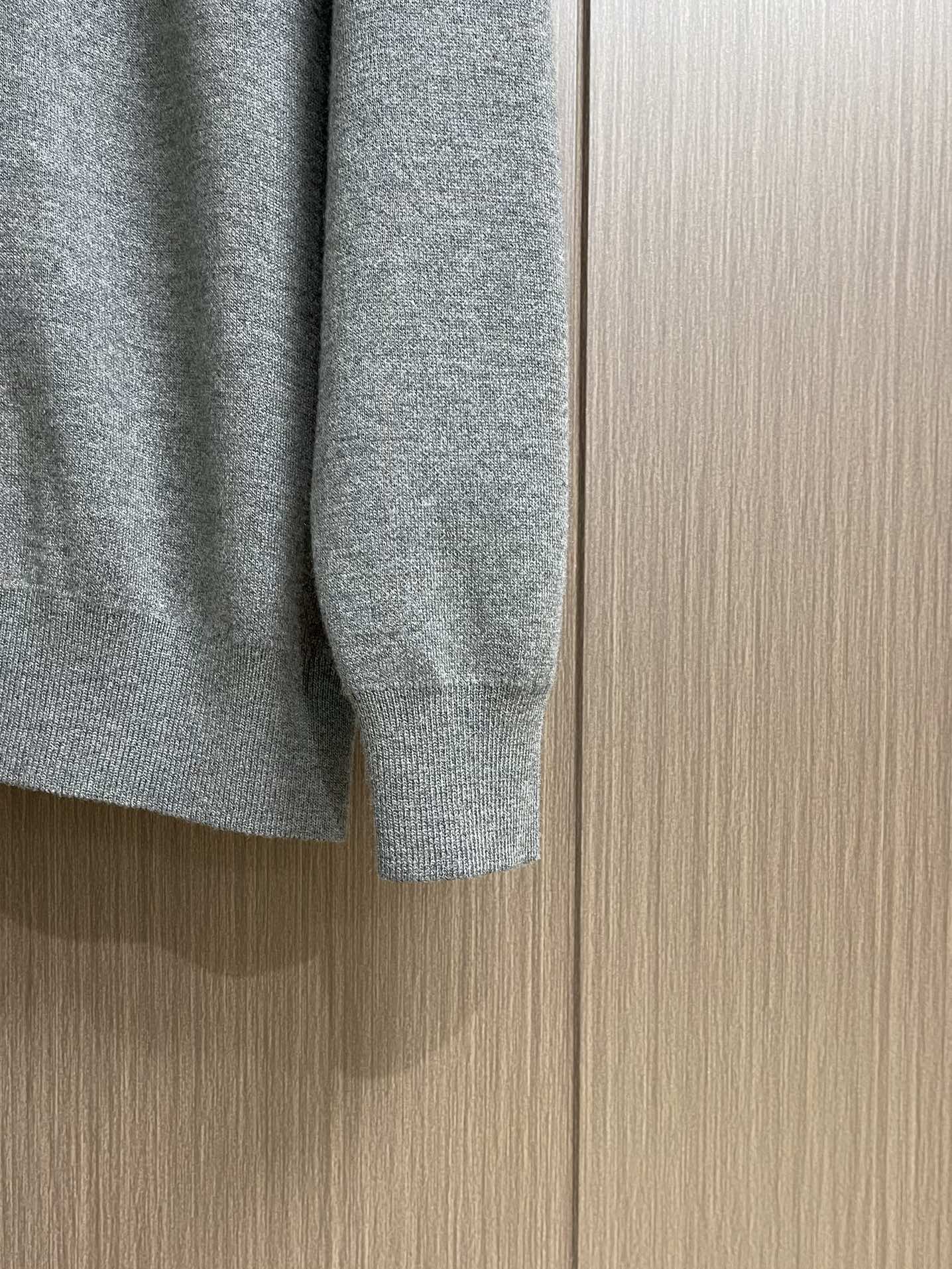 
Loewe Anagram 拉链连帽卫衣外套，定织32支兔绒混纺纱 兔绒的细度是动物纤维中非常细的 平