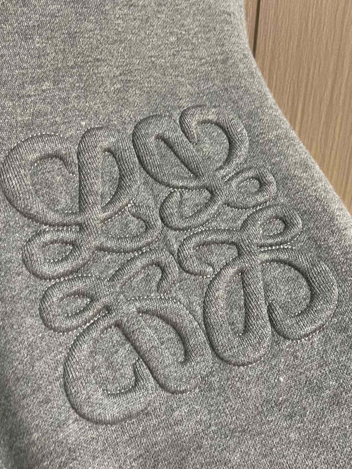 
Loewe Anagram 拉链连帽卫衣外套，定织32支兔绒混纺纱 兔绒的细度是动物纤维中非常细的 平