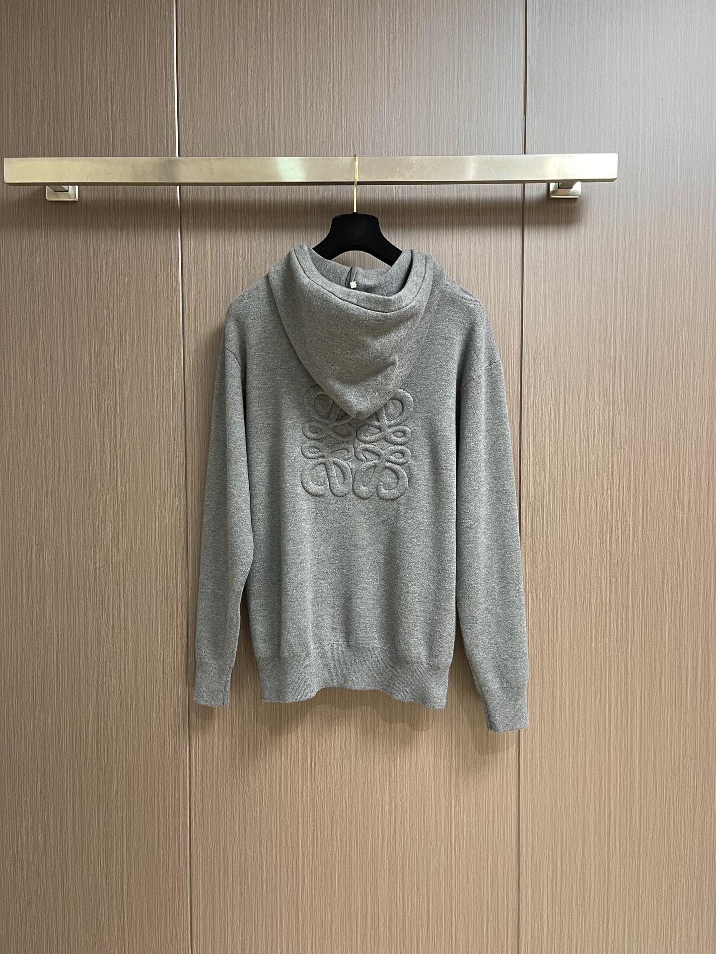 
Loewe Anagram 拉链连帽卫衣外套，定织32支兔绒混纺纱 兔绒的细度是动物纤维中非常细的 平