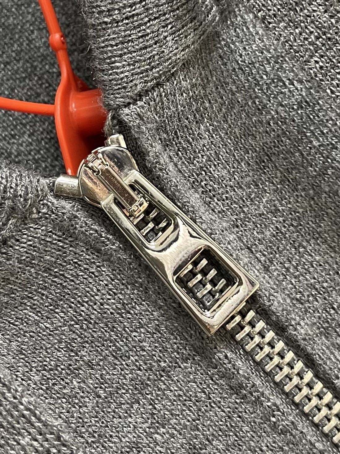 
Loewe Anagram 拉链连帽卫衣外套，定织32支兔绒混纺纱 兔绒的细度是动物纤维中非常细的 平