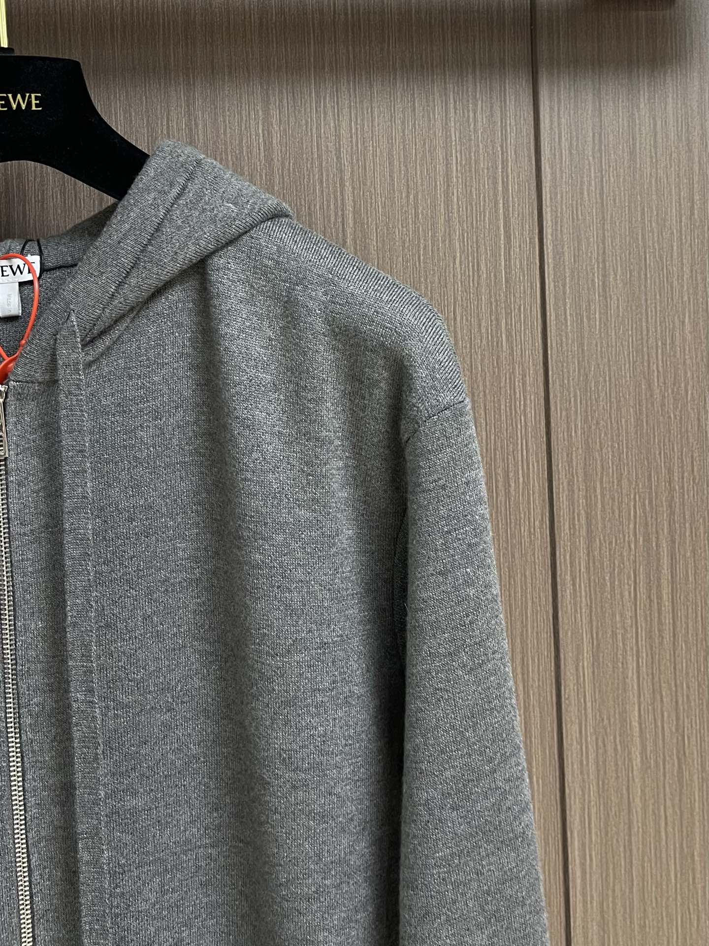 
Loewe Anagram 拉链连帽卫衣外套，定织32支兔绒混纺纱 兔绒的细度是动物纤维中非常细的 平