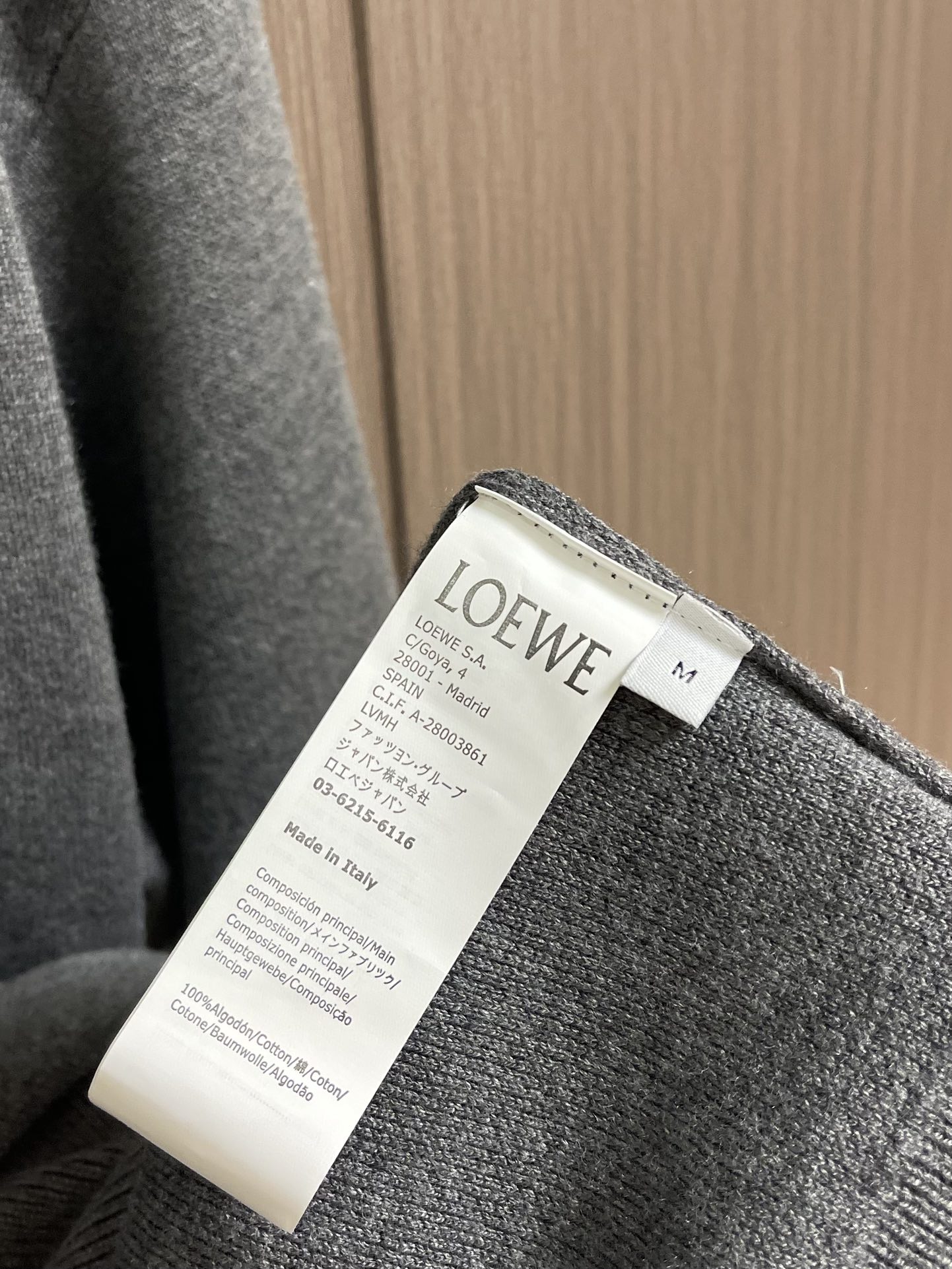 
Loewe Anagram 拉链连帽卫衣外套，定织32支兔绒混纺纱 兔绒的细度是动物纤维中非常细的 平