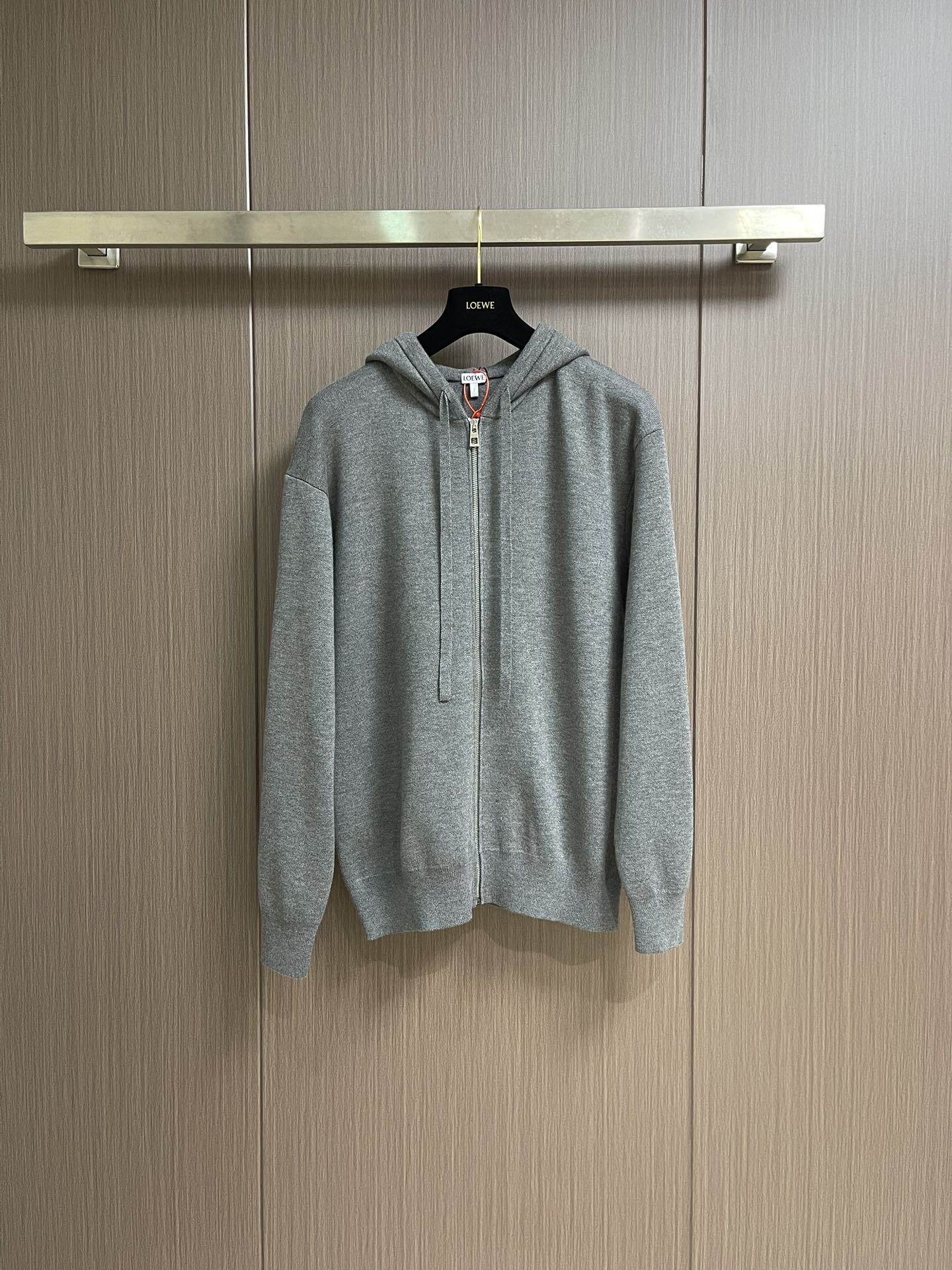 NO:516726,Loewe Anagram Zip hooded sweatshirt jacket, fixed woven 32 rabbit velvet blended yarn The fineness of rabbit velvet is very fine among animal fibers. The average fineness is about 10.83 microns. It is as fine as silk as a cloud. It is fluffy and gentle. It is based on a touch of high-end gray. It is the elegance tempered by time. The front is decorated with homogeneous clean fit. The neat hooded design with a hint of casualness and laziness. The back Anagram embossed embroidery injects the brand's soul charm. The profound visual space shows the elegant figure and exudes infinite charm. Embossed embroidery creates a pattern with relief effect on the fabric through embroidery techniques. The embroidery thread forms three-dimensional texture and layers on the fabric through layers of stacking and interlacing. The laundry washing water and soft smell removal process. Through professional washing equipment and specific detergents  Deeply clean and deodorize clothes to improve the feel and appearance of clothes. Size S-XL, loewe, hoodie, sweatshirts, jackets & coats, hats, alexander wang19860909Loewe Anagram 拉链连帽卫衣外套,定织32支兔绒混纺纱 兔绒的细度是动物纤维中非常细的 平均细度约为10.83微米 细若蚕丝 柔如云朵 蓬松又轻柔 以一抹高级灰为底 是时光淬炼的优雅 前幅饰以同质化clean fit展示 利落的连帽设计 带着一丝随性与慵懒搭配后幅Anagram 压纹点缀注入品牌灵魂魅力 富有深意的视觉空间 尽显优雅身姿 散发无限魅力,浮雕绣花 通过刺绣技法在织物上创造出具有浮雕效果的图案 通过层层叠加交错绣制使绣线在织物上形成立体的纹理和层次,成衣洗水加软去味工艺 通过专业的洗涤设备和特定的洗涤剂 对衣物进行深度清洁和去味处理 改善衣物的手感和外观.尺码S-XL,,loewe,hoodie,sweatshirts,jackets & coats,hats,alexander wang,Men's clothing