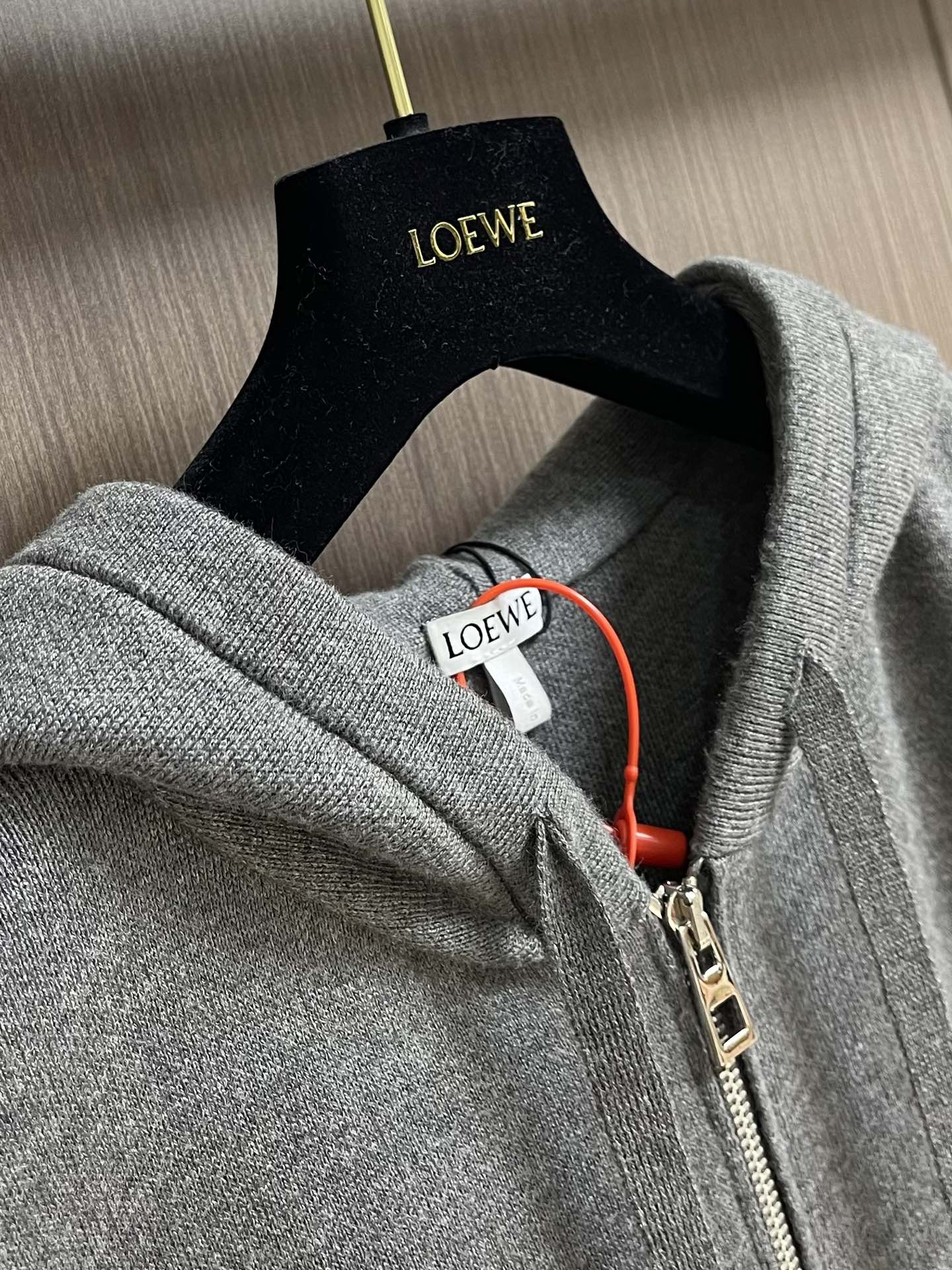 
Loewe Anagram 拉链连帽卫衣外套，定织32支兔绒混纺纱 兔绒的细度是动物纤维中非常细的 平