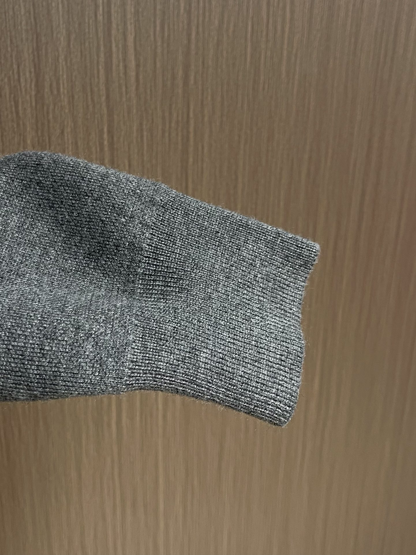 
Loewe Anagram 拉链连帽卫衣外套，定织32支兔绒混纺纱 兔绒的细度是动物纤维中非常细的 平