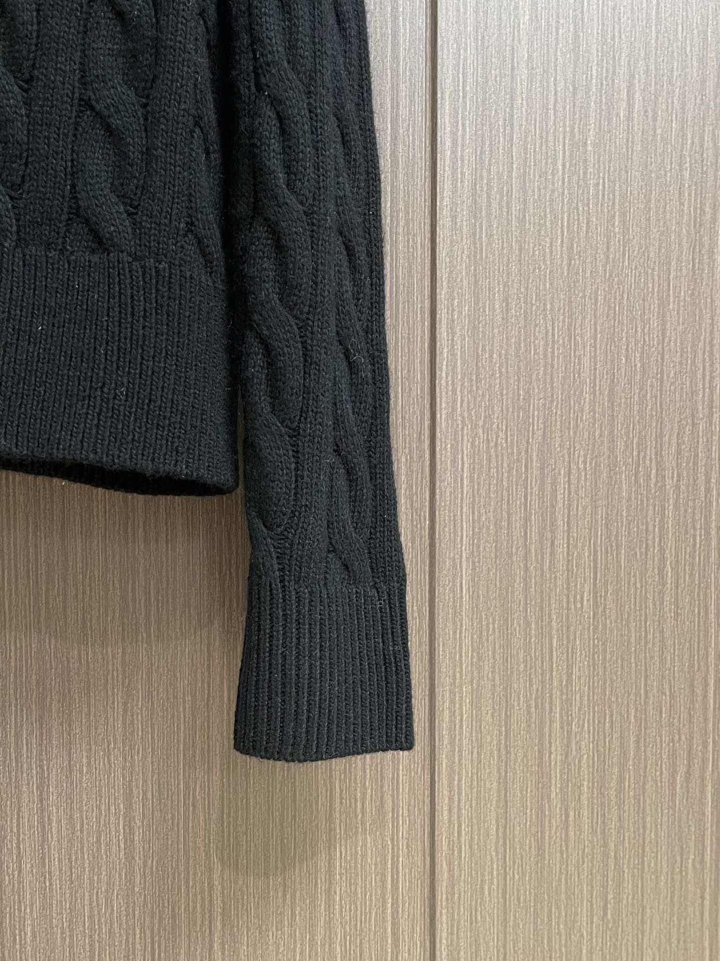 
RAlP🆕H LAUREN 绞花小马图案刺绣开衫，女款👩 让人眼前一亮的设计，目光不自觉地被吸引，版型