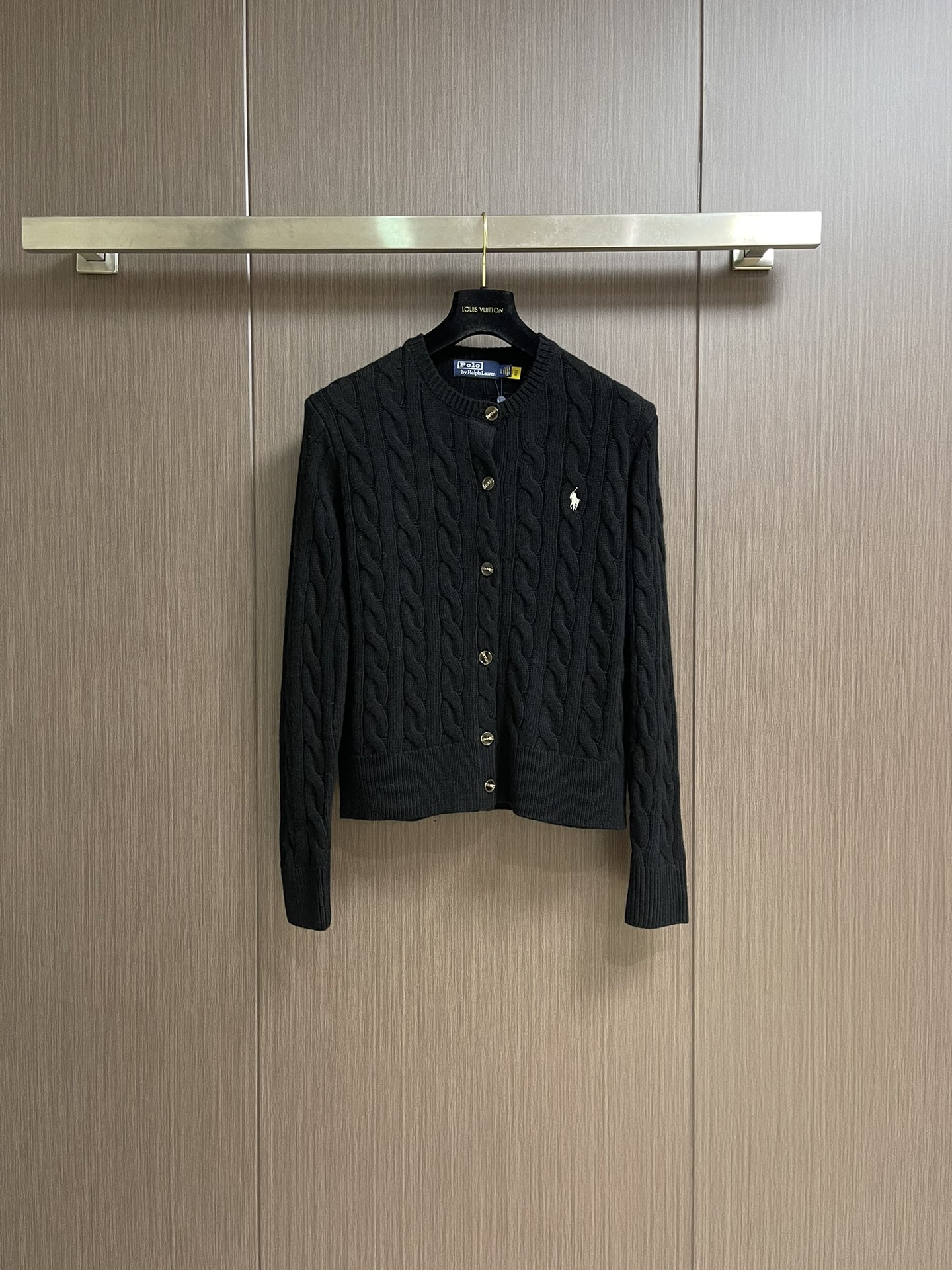 NO:515202,RALPH LAUREN Cable Pony pattern embroidered cardigan, women's style, a dazzling design, unconsciously attracted by the eyes, the style is a basic classic retro crimp cardigan, using imported woven, woven three-dimensional crimp, concave and convex three-dimensional, visible texture texture, full texture ~ Size S-M-L,,loro piana,alexander wang19860909RALPH LAUREN 绞花小马图案刺绣开衫,女款 让人眼前一亮的设计,目光不自觉地被吸引,版型是一个基础的经典复古绞花款开衫,采用进口机织,织造立体绞花,凹凸立体,肉眼可见的纹理质感,质感满分～ 尺码S-M-L,,loro piana,alexander wang,Men's clothing