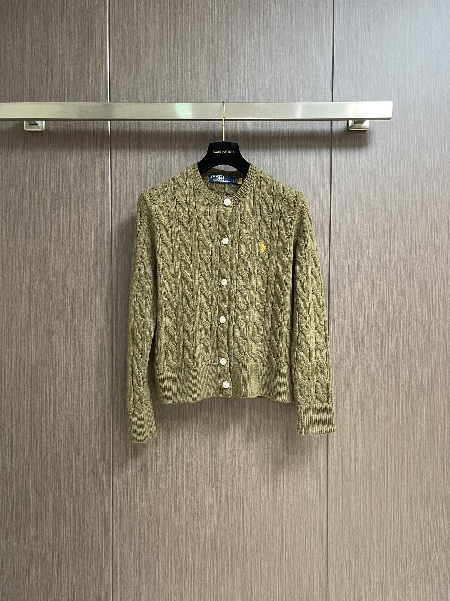 
RAlP🆕H LAUREN 绞花小马图案刺绣开衫，女款👩 让人眼前一亮的设计，目光不自觉地被吸引，版型