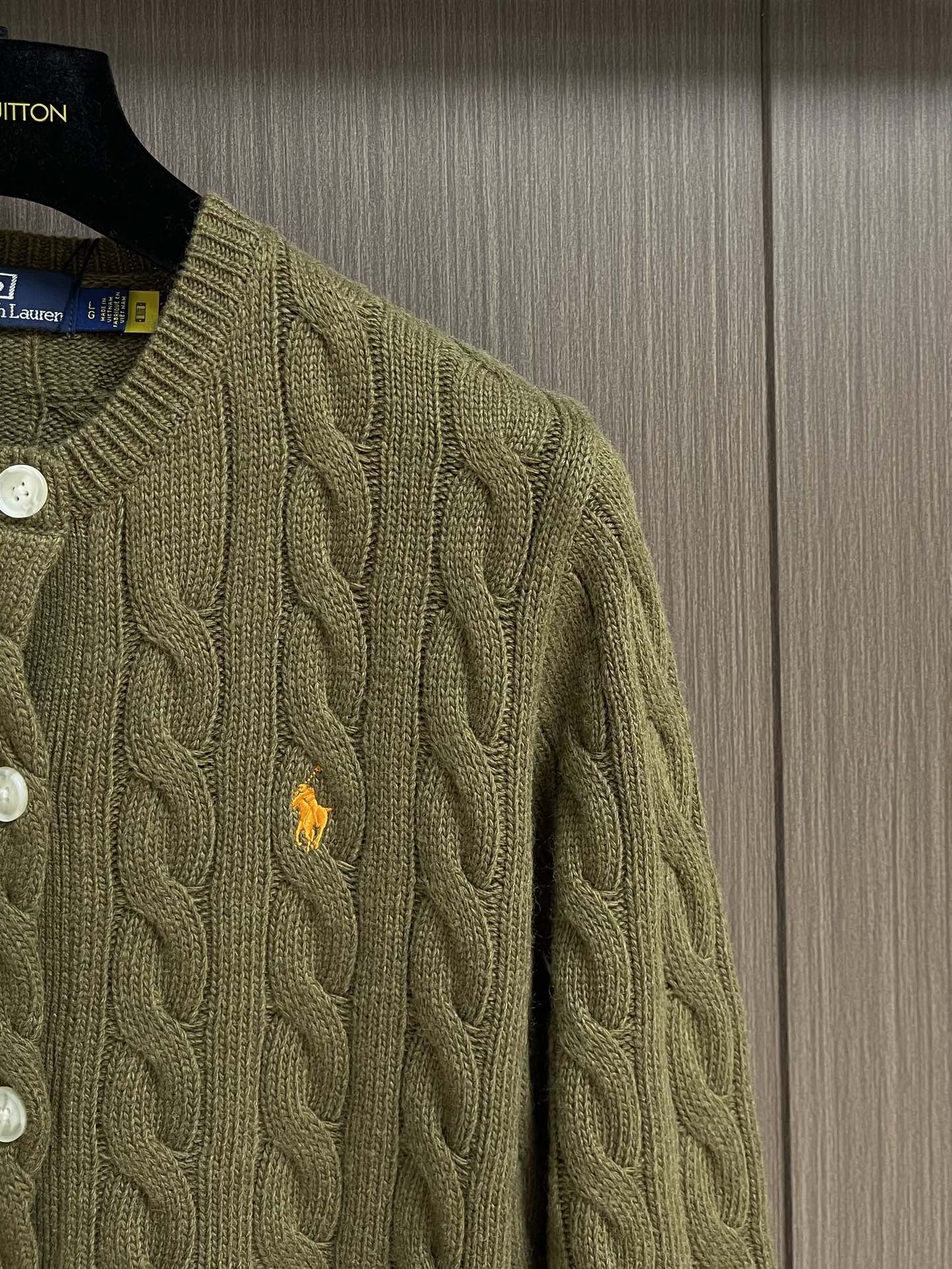 
RAlP🆕H LAUREN 绞花小马图案刺绣开衫，女款👩 让人眼前一亮的设计，目光不自觉地被吸引，版型