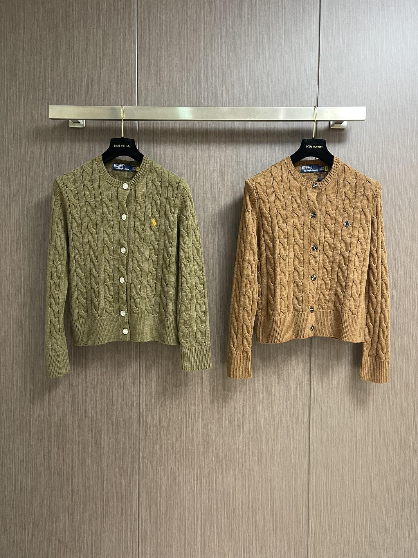 
RAlP🆕H LAUREN 绞花小马图案刺绣开衫，女款👩 让人眼前一亮的设计，目光不自觉地被吸引，版型