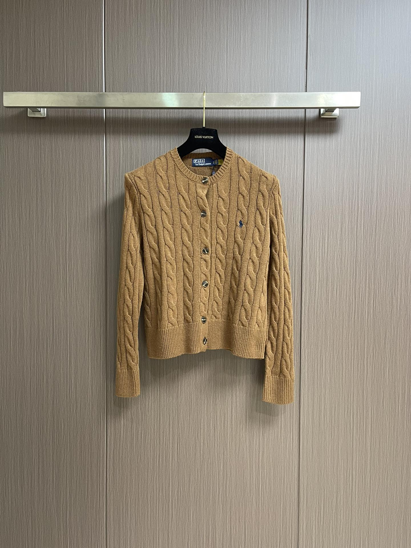 
RAlP🆕H LAUREN 绞花小马图案刺绣开衫，女款👩 让人眼前一亮的设计，目光不自觉地被吸引，版型