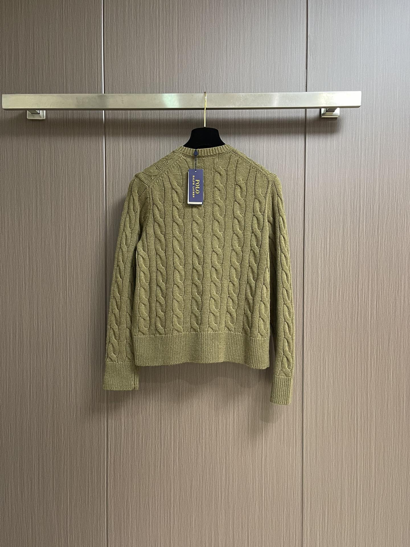 
RAlP🆕H LAUREN 绞花小马图案刺绣开衫，女款👩 让人眼前一亮的设计，目光不自觉地被吸引，版型