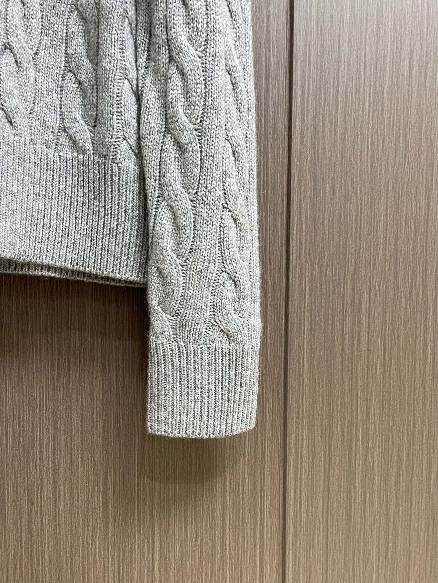 
RAlP🆕H LAUREN 绞花小马图案刺绣开衫，女款👩 让人眼前一亮的设计，目光不自觉地被吸引，版型