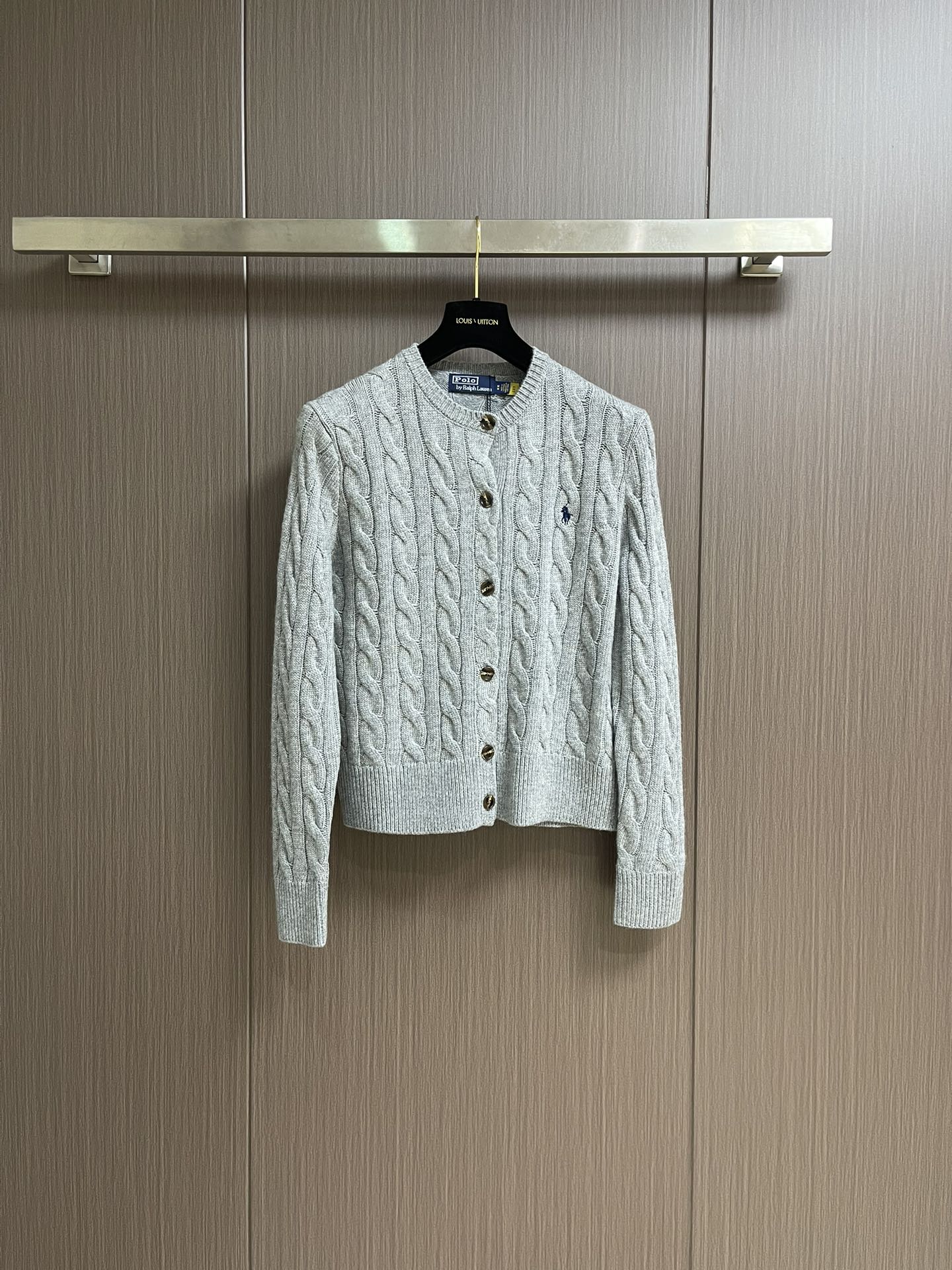 
RAlP🆕H LAUREN 绞花小马图案刺绣开衫，女款👩 让人眼前一亮的设计，目光不自觉地被吸引，版型