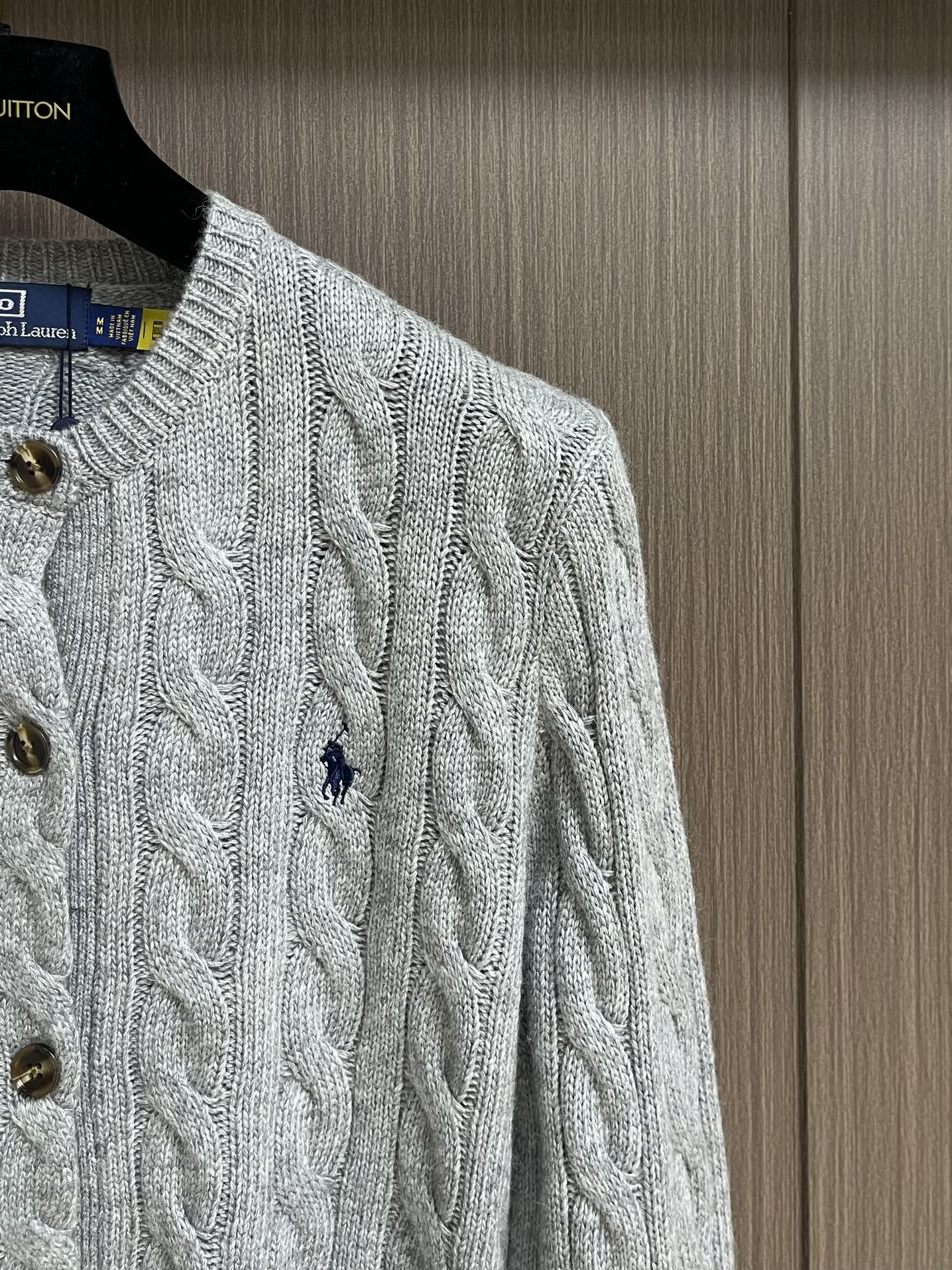 
RAlP🆕H LAUREN 绞花小马图案刺绣开衫，女款👩 让人眼前一亮的设计，目光不自觉地被吸引，版型