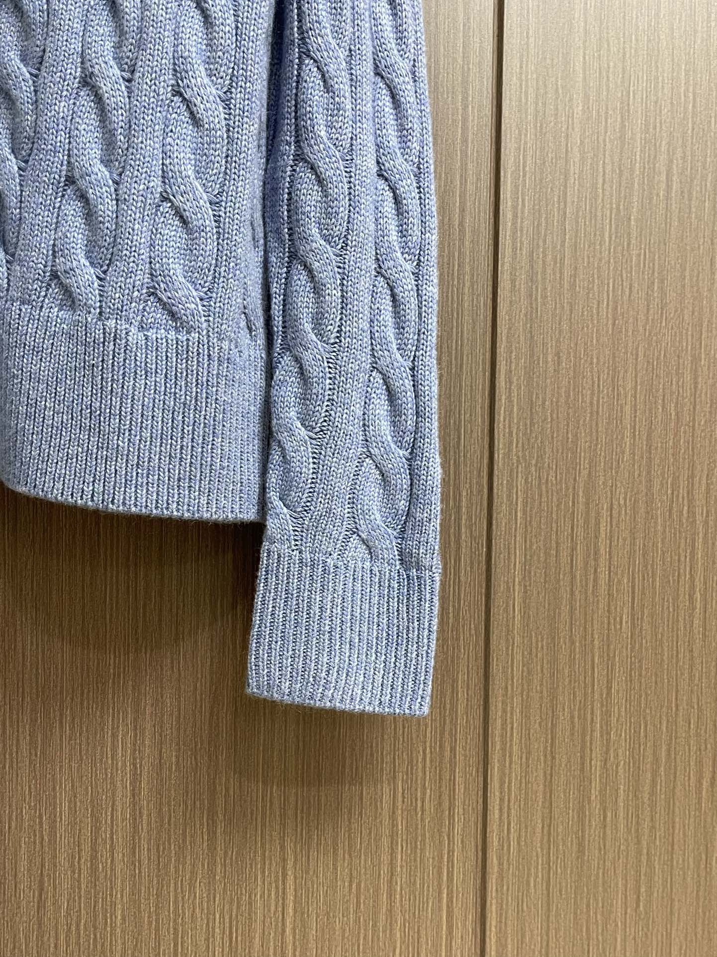 
RAlP🆕H LAUREN 绞花小马图案刺绣开衫，女款👩 让人眼前一亮的设计，目光不自觉地被吸引，版型