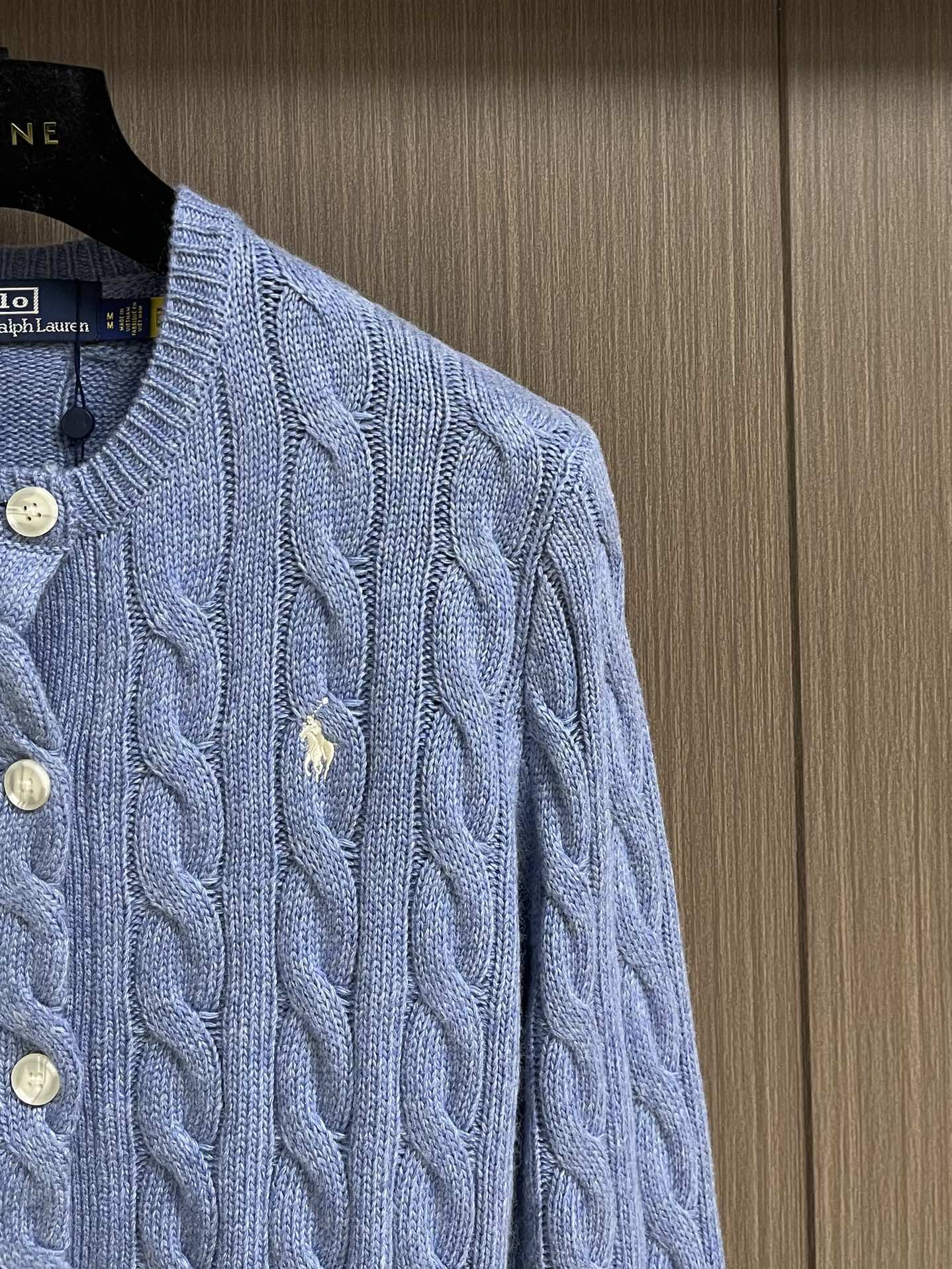 
RAlP🆕H LAUREN 绞花小马图案刺绣开衫，女款👩 让人眼前一亮的设计，目光不自觉地被吸引，版型