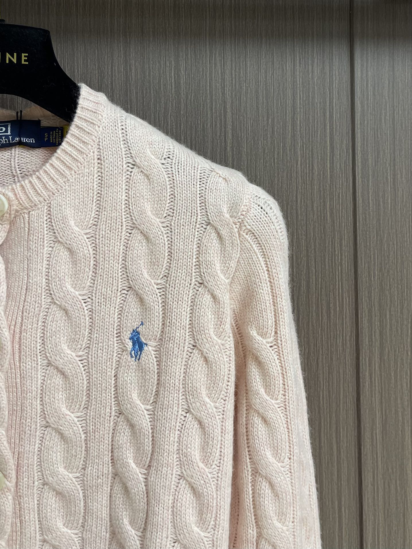 
RAlP🆕H LAUREN 绞花小马图案刺绣开衫，女款👩 让人眼前一亮的设计，目光不自觉地被吸引，版型