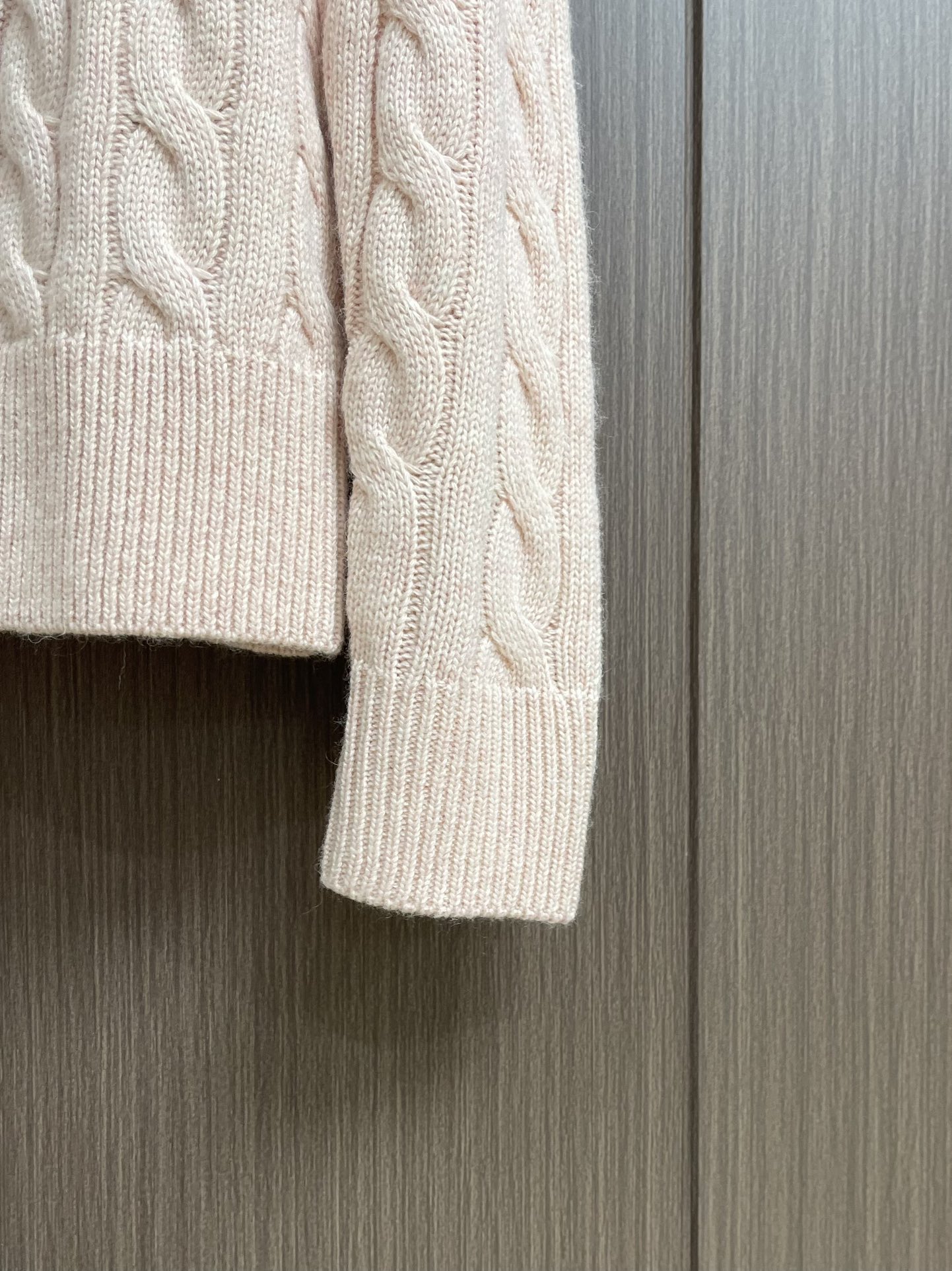 
RAlP🆕H LAUREN 绞花小马图案刺绣开衫，女款👩 让人眼前一亮的设计，目光不自觉地被吸引，版型