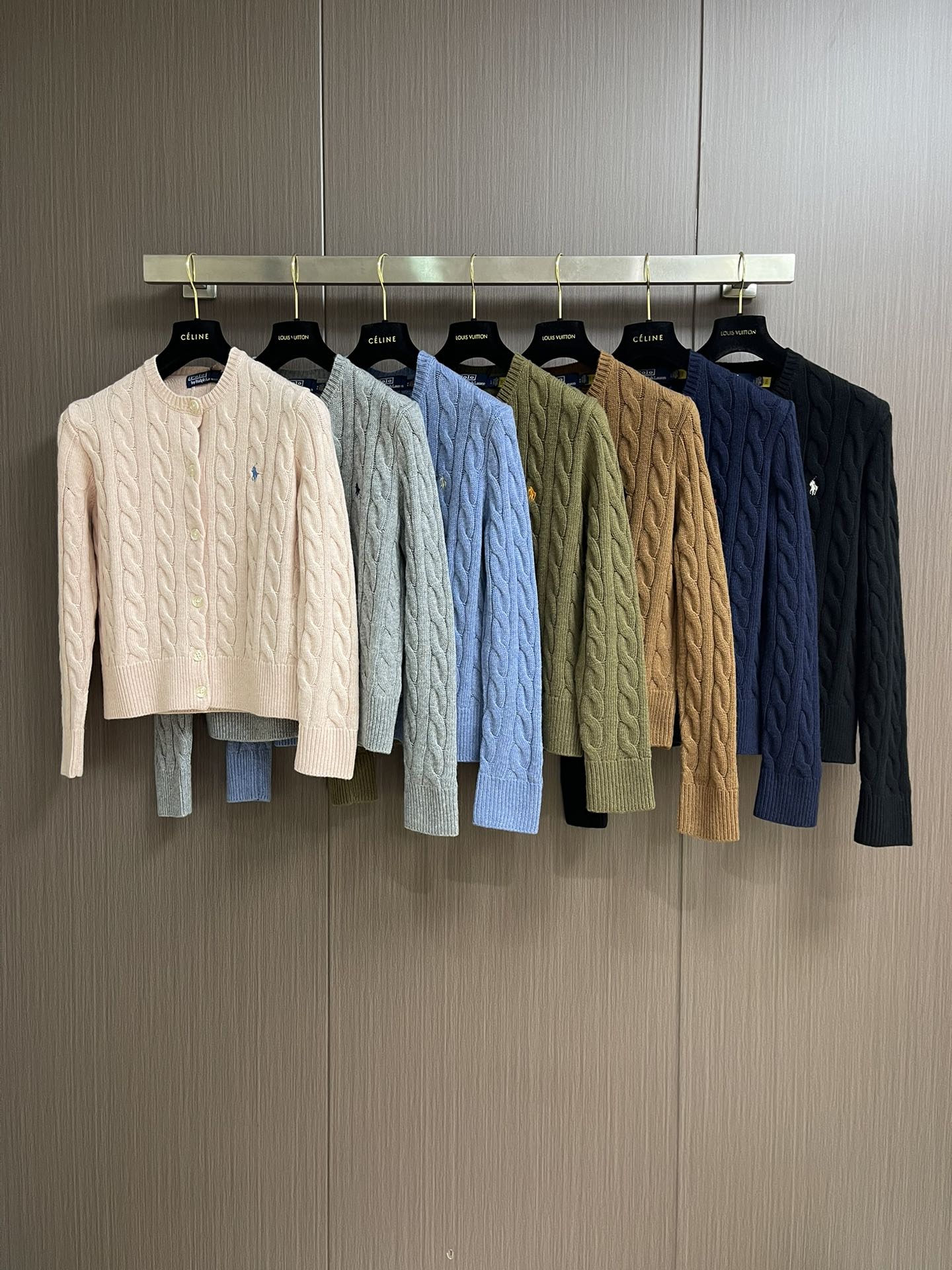 
RAlP🆕H LAUREN 绞花小马图案刺绣开衫，女款👩 让人眼前一亮的设计，目光不自觉地被吸引，版型