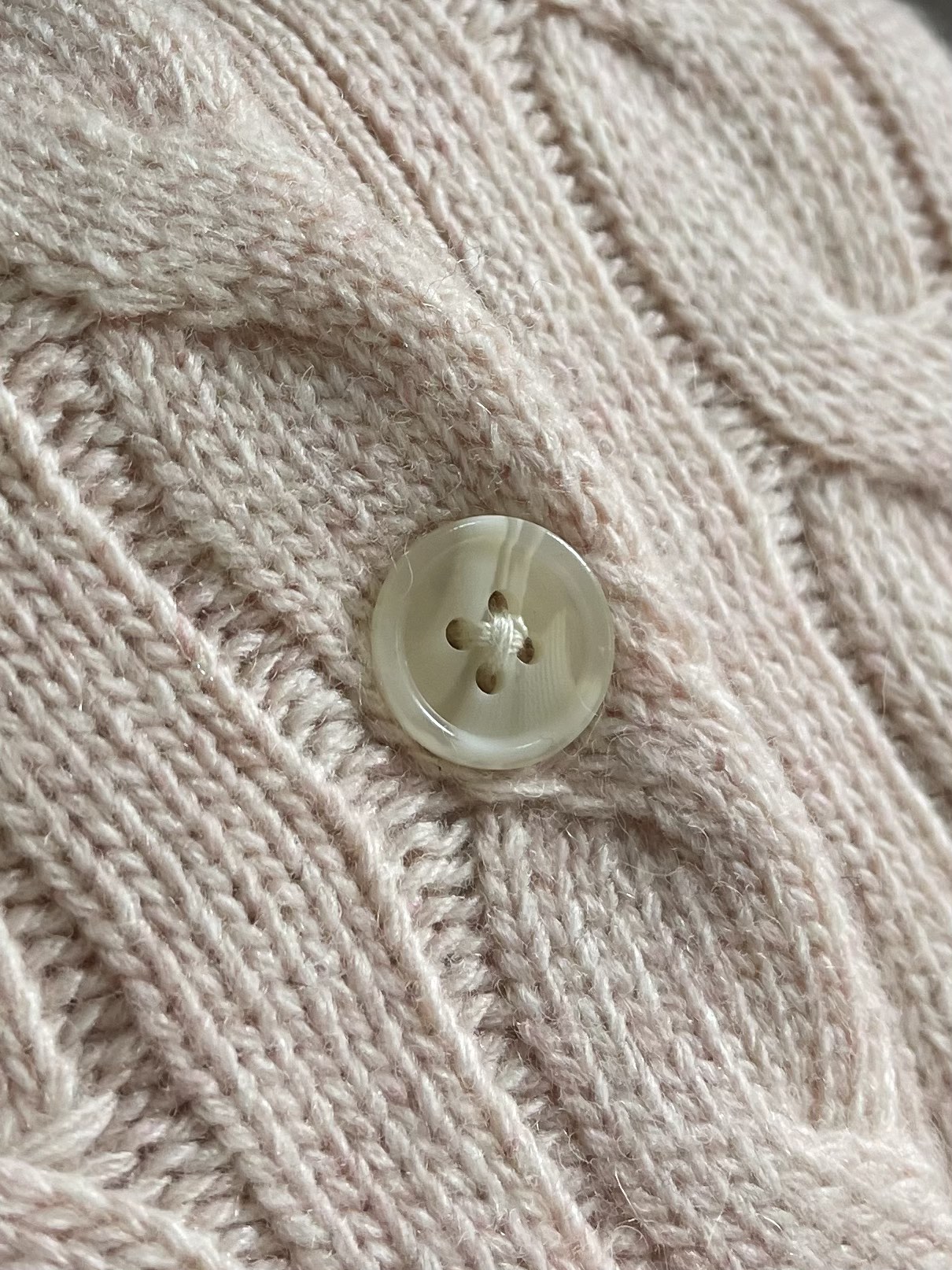 
RAlP🆕H LAUREN 绞花小马图案刺绣开衫，女款👩 让人眼前一亮的设计，目光不自觉地被吸引，版型