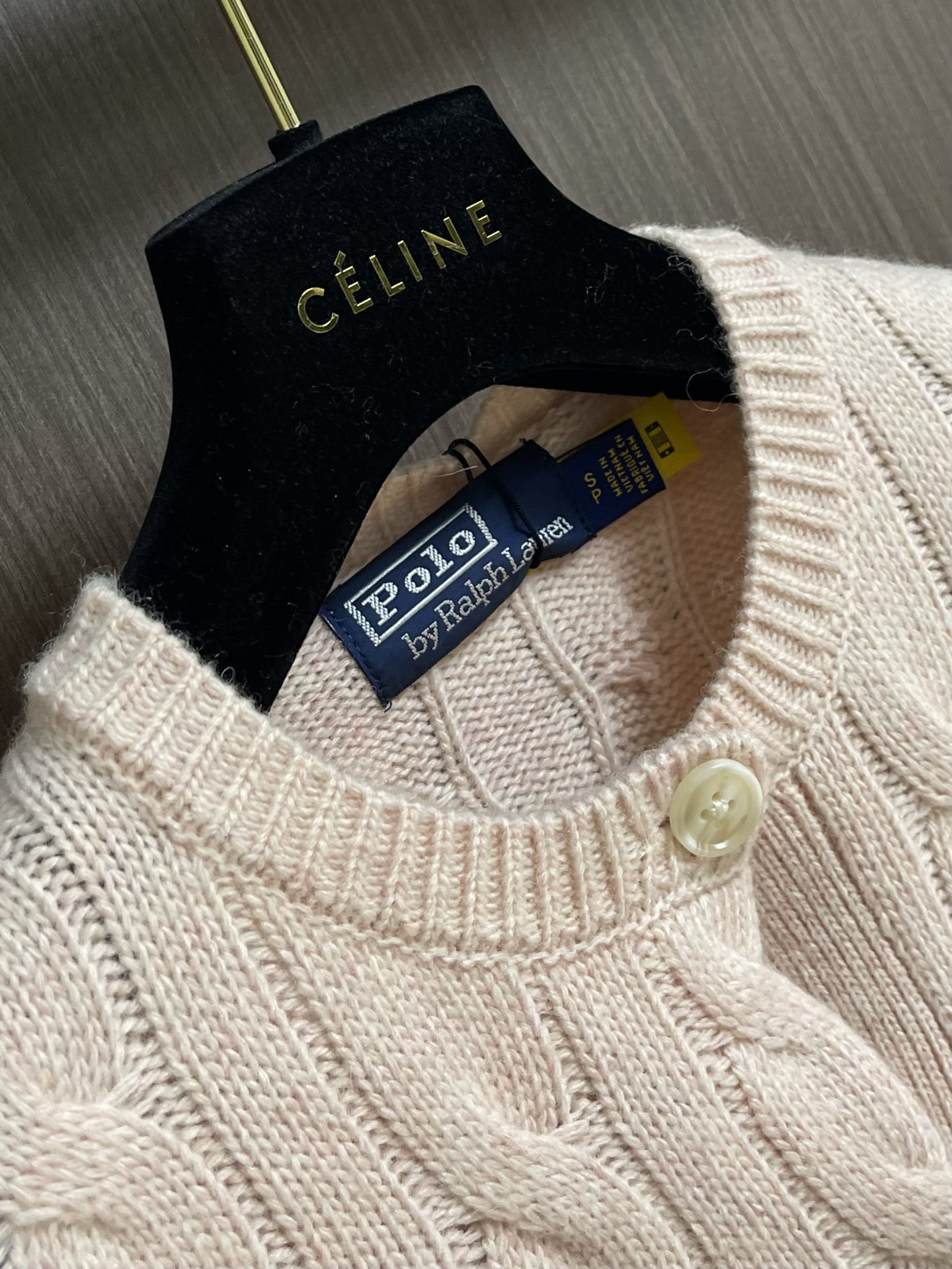 
RAlP🆕H LAUREN 绞花小马图案刺绣开衫，女款👩 让人眼前一亮的设计，目光不自觉地被吸引，版型