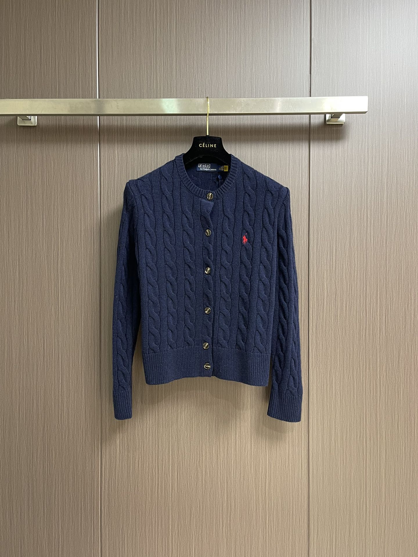 NO:512725,RALPH LAUREN Cable Pony pattern embroidered cardigan, women's style, a dazzling design, unconsciously attracted by the eyes, the style is a basic classic retro crimp cardigan, using imported woven, woven three-dimensional crimp, concave and convex three-dimensional, visible texture texture, full texture ~ Size S-M-L,,loro piana,alexander wang19860909RALPH LAUREN 绞花小马图案刺绣开衫,女款 让人眼前一亮的设计,目光不自觉地被吸引,版型是一个基础的经典复古绞花款开衫,采用进口机织,织造立体绞花,凹凸立体,肉眼可见的纹理质感,质感满分～ 尺码S-M-L,,loro piana,alexander wang,Men's clothing