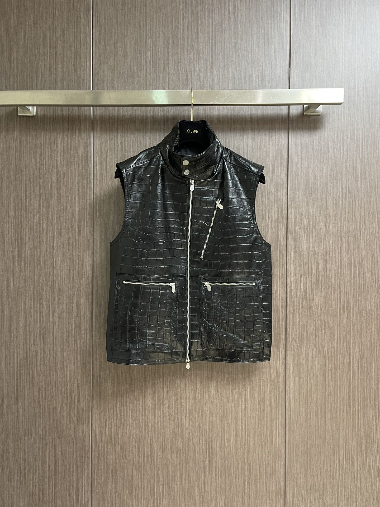 NO:514173,Hermes SS early autumn new leather vest, adopts high-quality imported leather, delicate and soft leather, embossed design, super personality, handsome and fashionable upper body. Size 48-56,,hermes,alexander wang19860909hermes ss早秋新款皮马甲,采用优质进口皮质,皮质细腻柔软,压纹设计,超级有个性,上身帅气时髦.尺码48-56,,hermes,alexander wang,Men's clothing