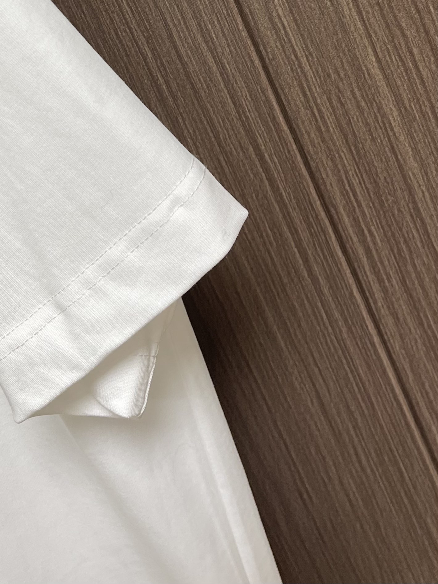 
Alo 2025SS春夏全新系列圆领短袖T恤，非常时髦前卫的一款男女同款短袖，标识logo图案压胶修饰