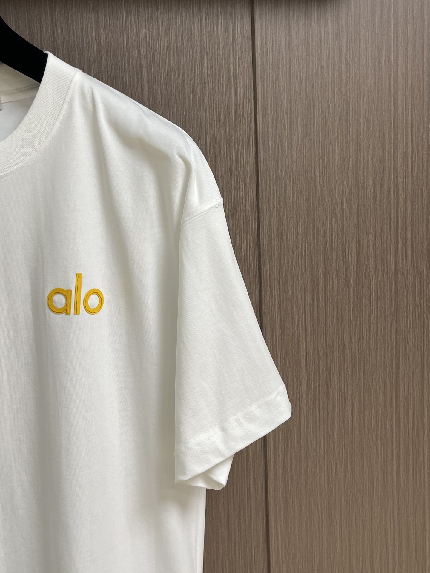 
Alo 2025SS春夏全新系列圆领短袖T恤，非常时髦前卫的一款男女同款短袖，标识logo图案压胶修饰