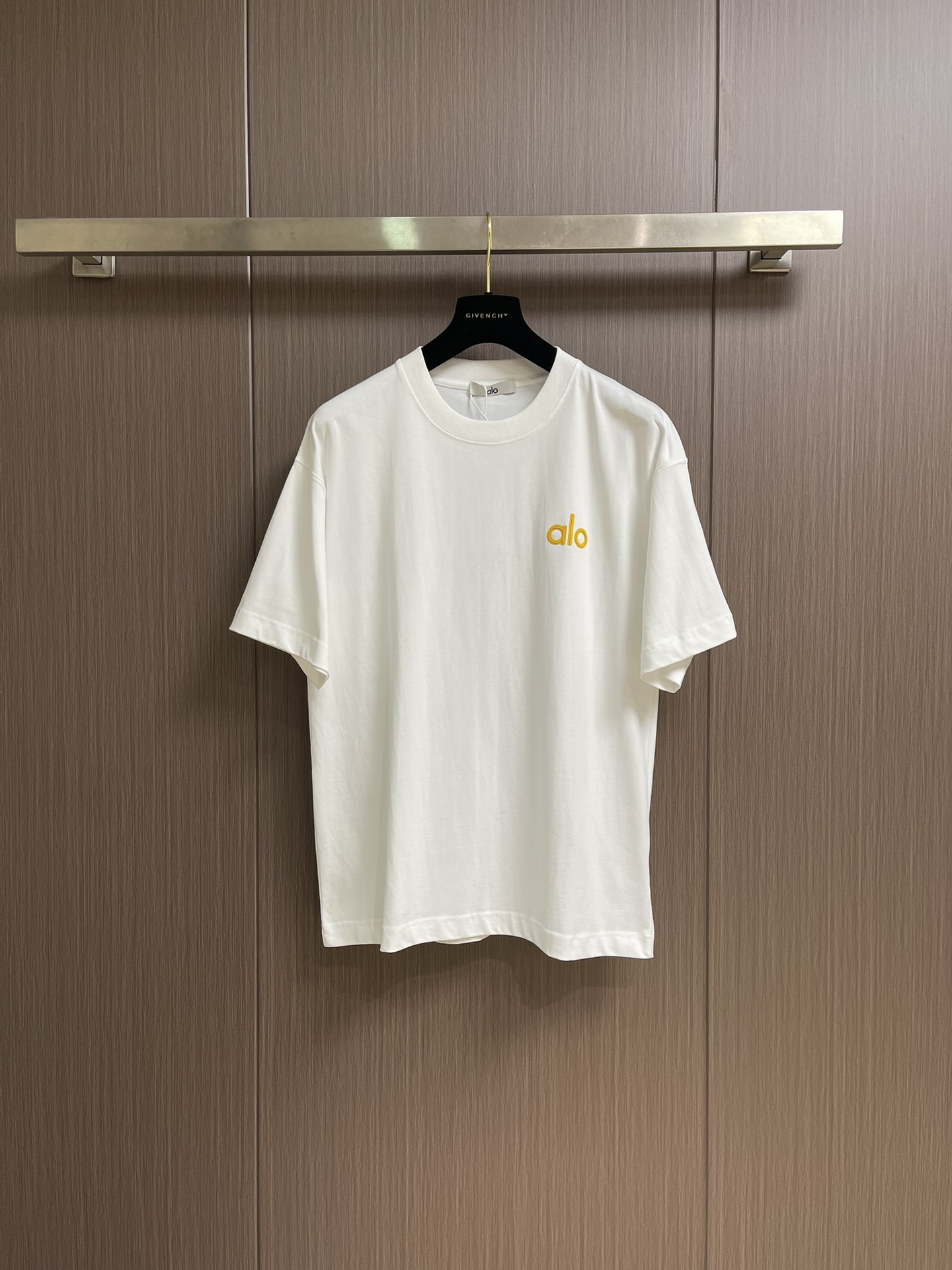 
Alo 2025SS春夏全新系列圆领短袖T恤，非常时髦前卫的一款男女同款短袖，标识logo图案压胶修饰