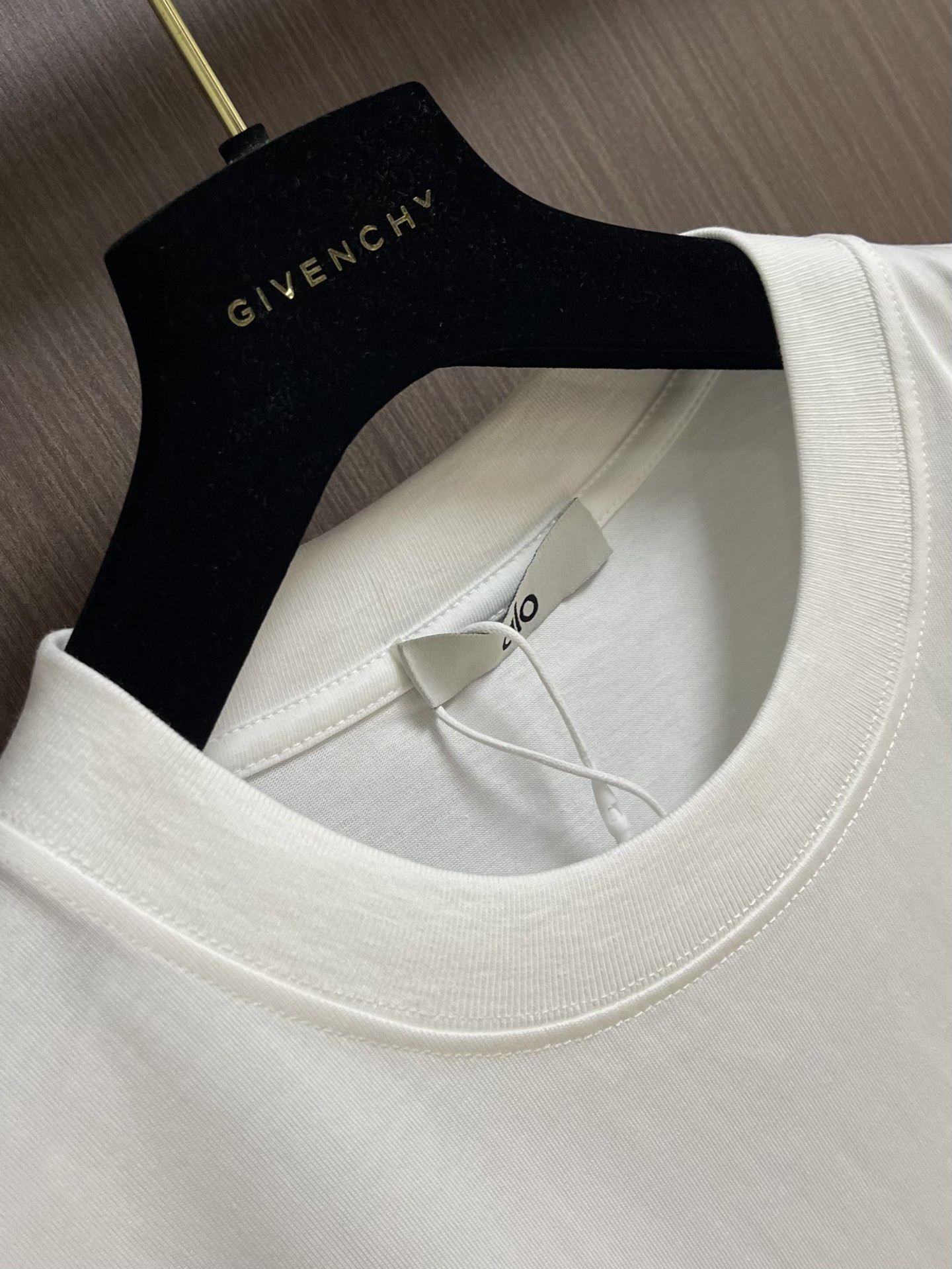 
Alo 2025SS春夏全新系列圆领短袖T恤，非常时髦前卫的一款男女同款短袖，标识logo图案压胶修饰