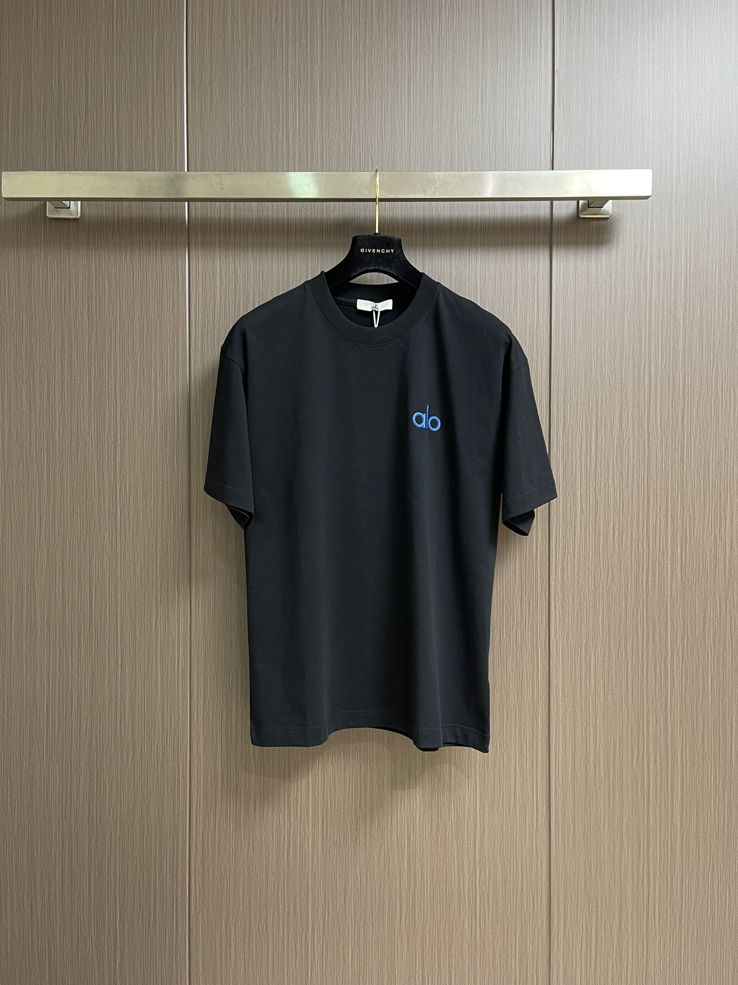 NO:518347,Alo 2025SS Spring and Summer new series of round neck short-sleeved T-shirts, a very fashionable and avant-garde short-sleeved short-sleeved for men and women, logo pattern glue-touched decoration!  Different from the past, it declares the design concept that has been passed down for many years in the brand!  Its eye-catchingness is no less than any style, and it perfectly presents the fashionable, high-end and luxurious feeling in front of the world!  Made of imported cotton, selected high-quality pure cotton fabrics, soft and soft to the touch, the real thing is definitely beyond your imagination, close body and breathable, even if you sweat profusely, you will not feel greasy or stuffy, and will bring sweating and moisture absorption to the extreme. Size S-XXL Size bust 110cm 73cm shoulder width 53cm M size bust 114cm 74cm shoulder width 55cm L size bust 118cm 75cm shoulder width 57cm XL size bust 122cm 76cm shoulder width 59cm XXL size bust 126cm 77cm shoulder width 61cm, T-shirt,tees,t-shirt,alexander wang19860909Alo 2025SS春夏全新系列圆领短袖T恤,非常时髦前卫的一款男女同款短袖,标识logo图案压胶修饰！区别于以往的不同,宣示品牌传承多年的设计理念！其吸睛度完全不亚于任何式,将时髦高级感与奢华感完美呈现在世人眼前！客供进口全棉材质制成,精选优质纯棉面料,触感软糯亲肤细腻,实物到手绝对超乎你的想象,贴身无比舒适透气,即便是汗流浃背也不会有腻身及闷热感可言,将排汗吸湿性发挥到了极致.尺码S-XXL S码胸围110cm衣长73cm肩宽53cm M码胸围114cm衣长74cm肩宽55cm L码胸围118cm 衣长75cm肩宽57cm XL码胸围122cm 衣长76cm肩宽59cm XXL码胸围126cm 衣长77cm 肩宽61cm,,T-shirt,tees，t-shirt,alexander wang,Men's clothing